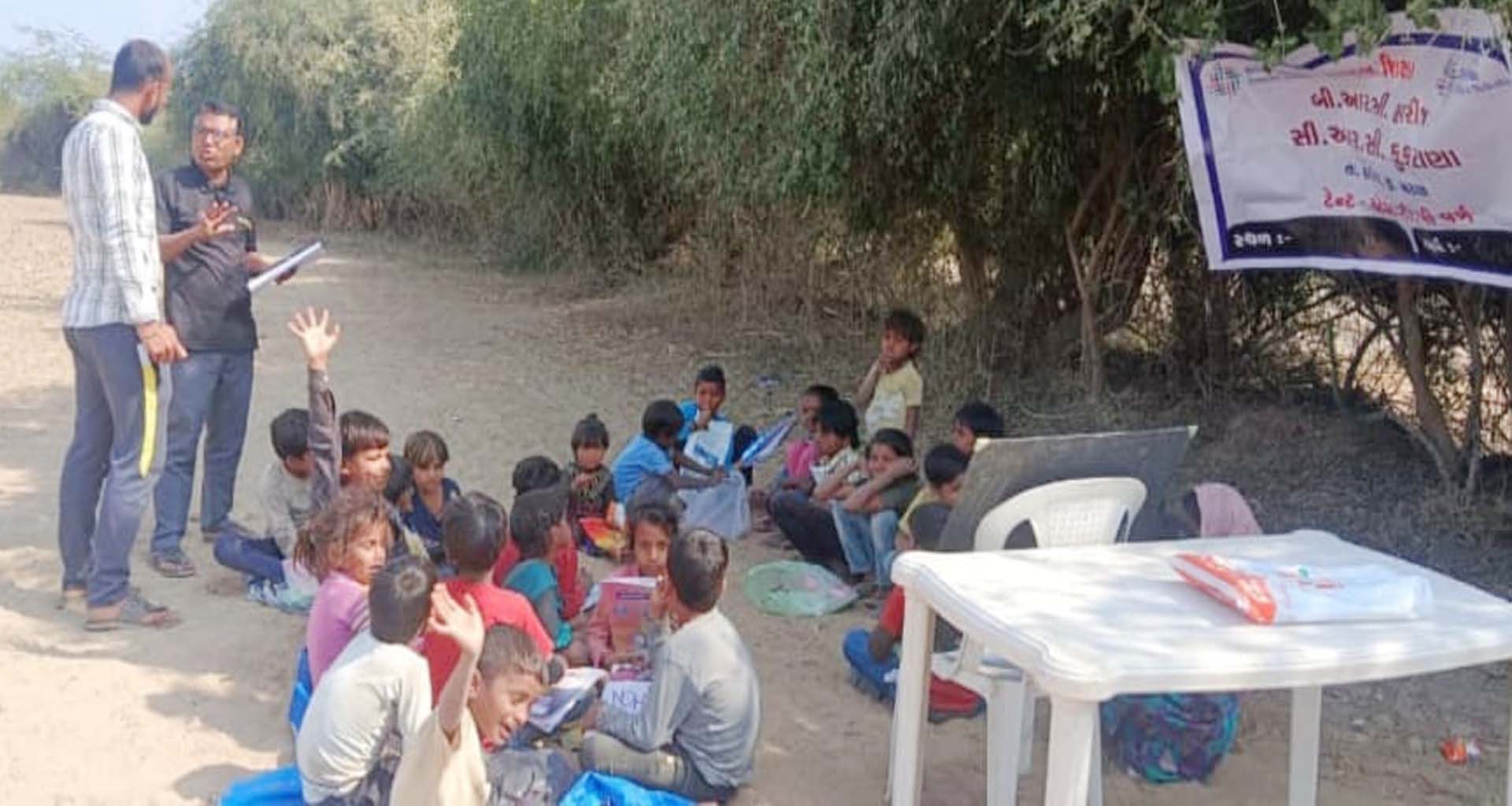 પાટણ જિલ્લામાં બાળમજૂરી નાબૂદી અભિયાન હેઠળ બાળકોને કામના સ્થળે શિક્ષણ આપવાનો તંત્રનો પ્રયાસ