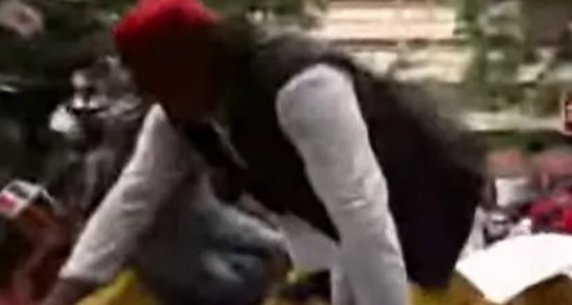 અખિલેશ યાદવ બેરિકેડ પર ચઢી ગયા અને કૂદી પડ્યા, દિલ્હી પોલીસ જોતી રહી