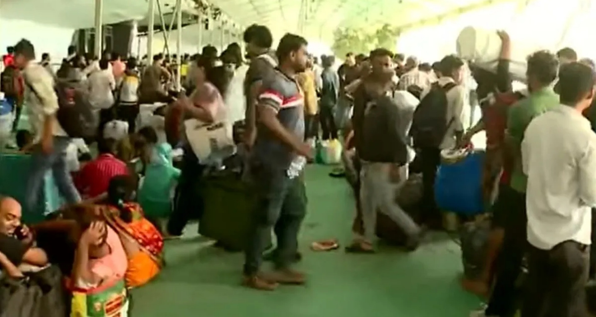 દિવાળી, છઠ અને ચૂંટણી... ટ્રેનો ખચાખચ, દિલ્હી અને મુંબઈ સ્ટેશનો પર મુસાફરોની ભીડ