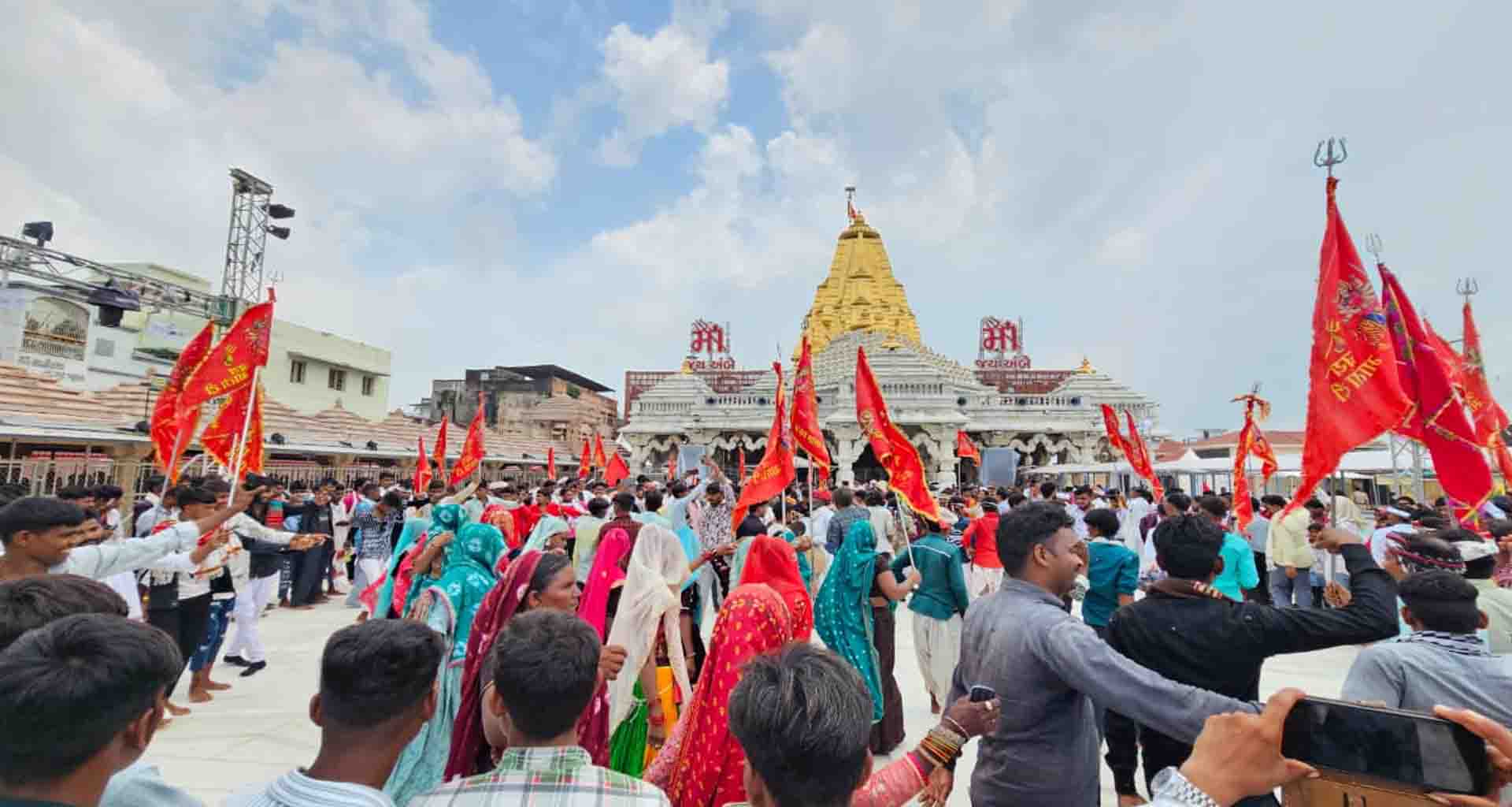 અંબાજી ભાદરવી પૂનમ મહામેળા પૂર્વે ૫૧ ગામના ડુંગરી ગરાસિયા સમાજ દ્વારા ધ્વજારોહણ કરાયું