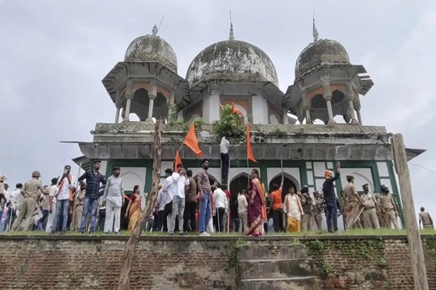 જન્માષ્ટમી પહેલા સુરક્ષા એલર્ટ વચ્ચે યુપીના ફતેહપુર જિલ્લા વહીવટીતંત્રે વિવાદિત સમાધિ નજીક કડક પ્રતિબંધક આદેશો લાગુ કર્યા