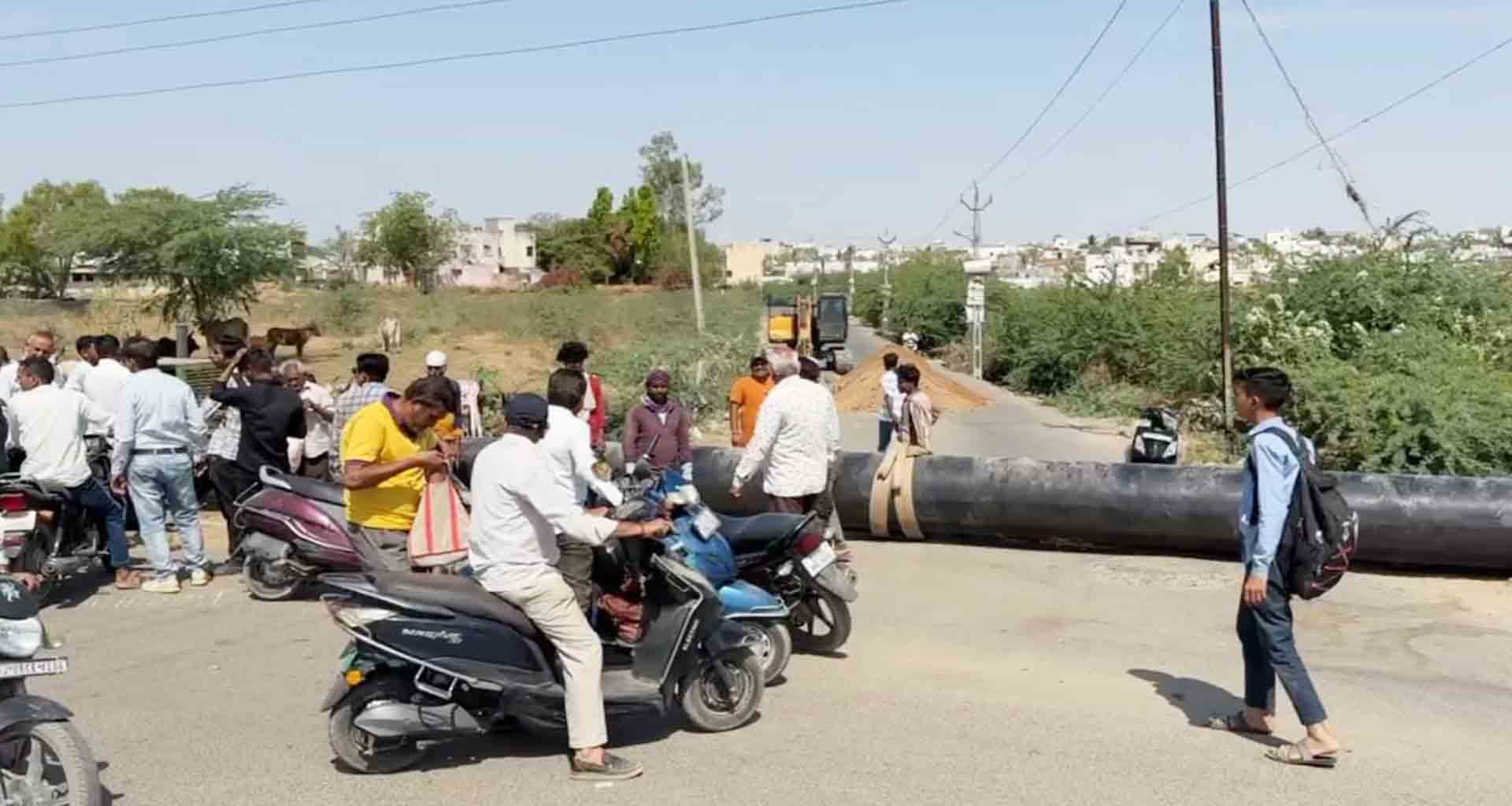 ડીસામાં પાટણ હાઇવેને જોડતો રોડ ખોદી નાખતા હોબાળો