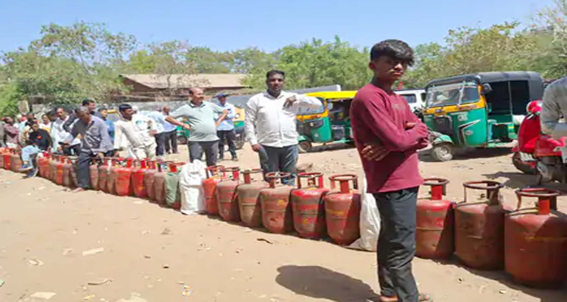 મહેસાણામાં ગેસ સિલિન્ડર માટે લાંબી લાઈનો લાગી : લોકોમાં ફેલાયેલા ડરને કારણે 'પેનિક બુકિંગ' વધ્યું