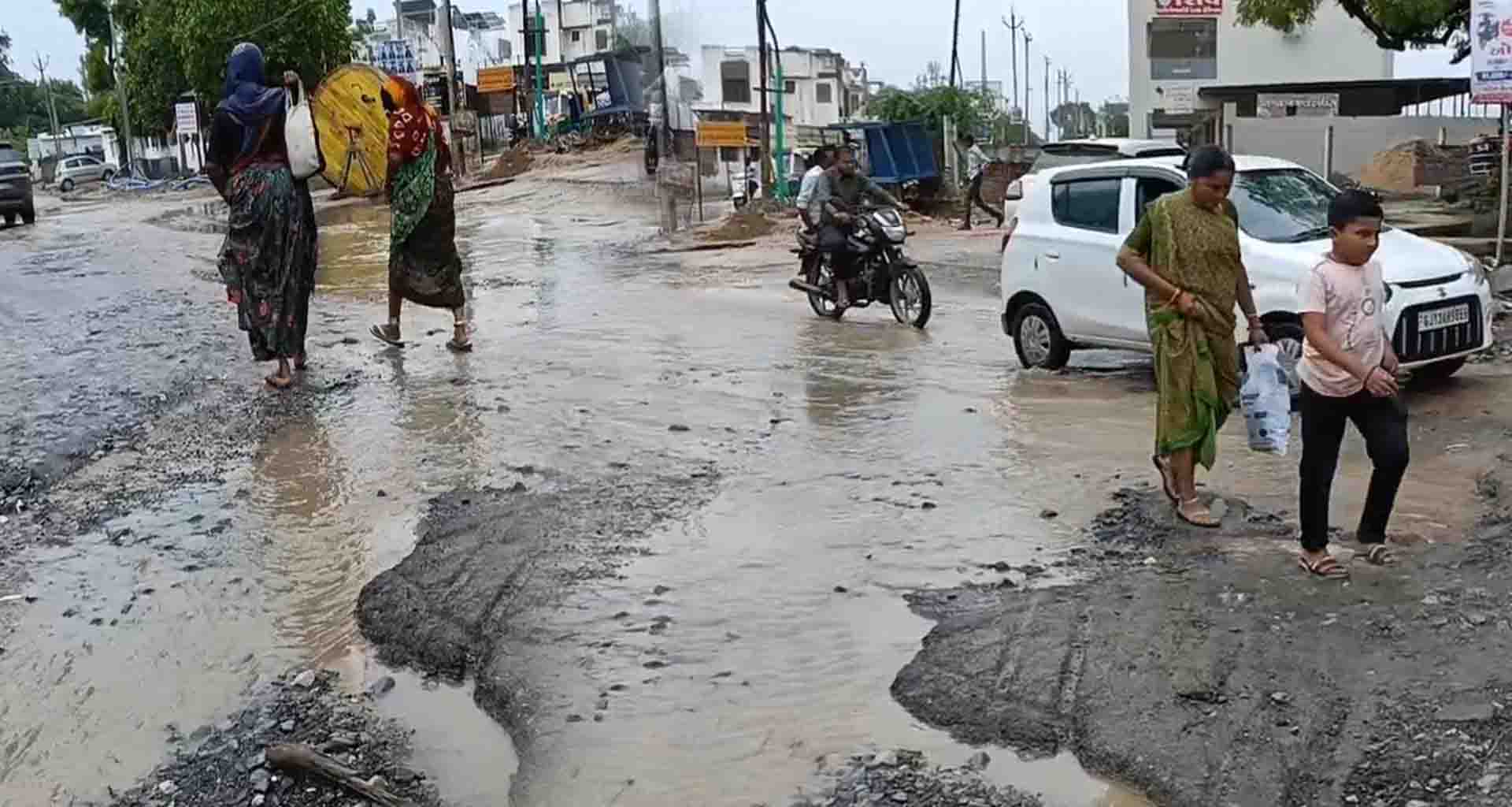 પાટણ પાલિકા અને UGVCL દ્વારા કરવામાં આવેલા ખોદકામે શહેરના નાગરિકોની મુશ્કેલીઓ વધારી