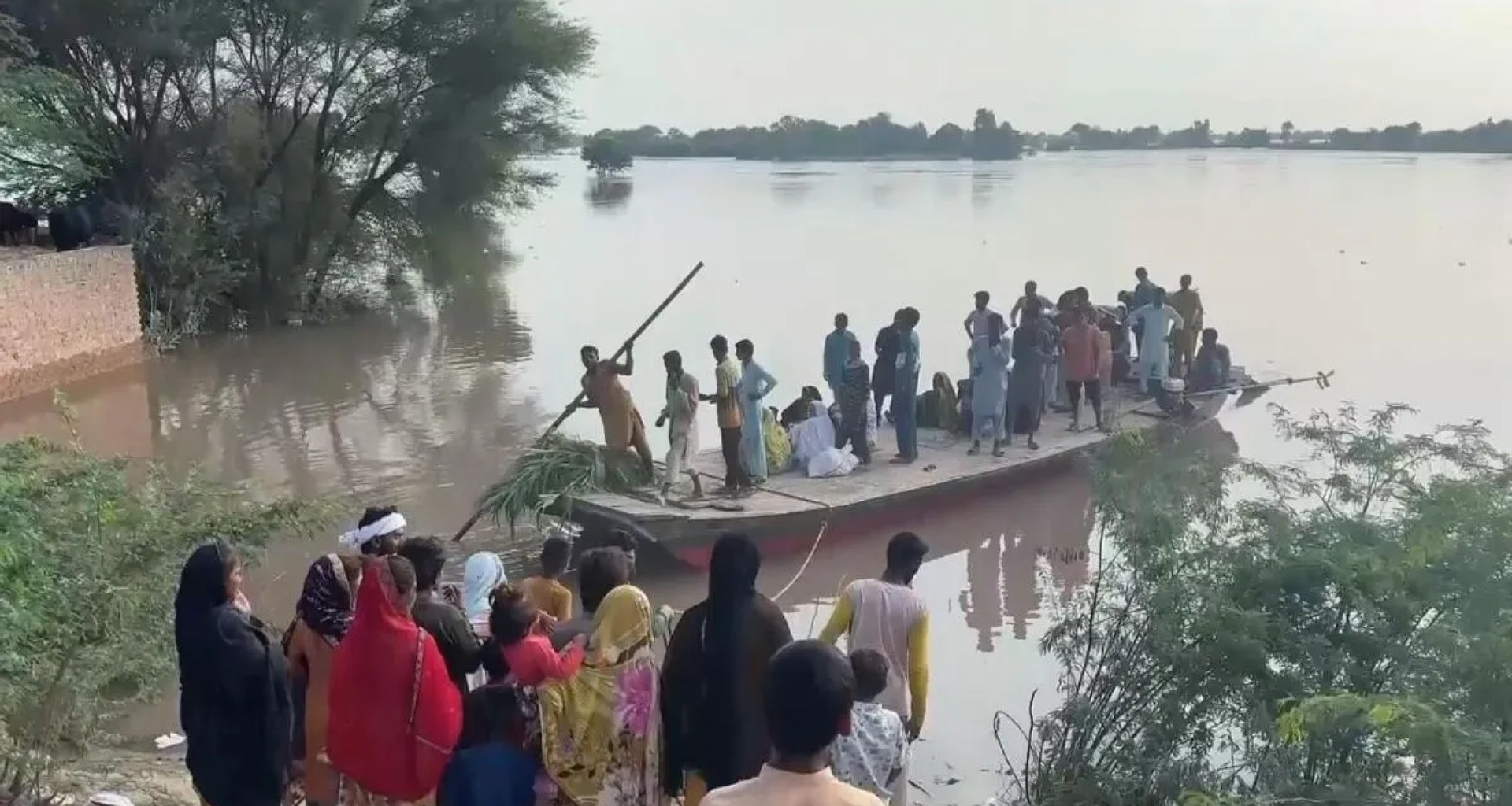 પાકિસ્તાનના પંજાબ પ્રાંતમાં પૂરગ્રસ્તોના બચાવમાં લાગેલી બોટ પલટી, 5 લોકોના મોત