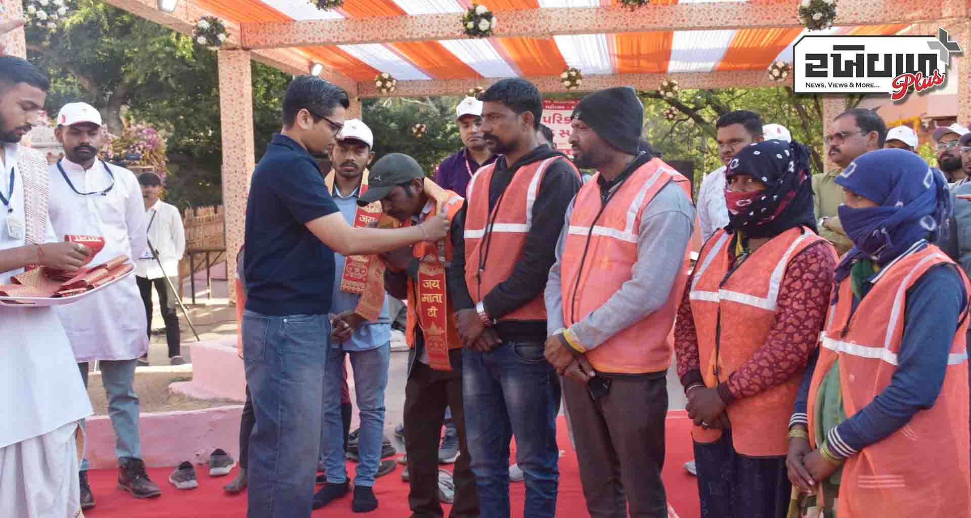 સમગ્ર પરિક્રમા માર્ગમાં સ્વચ્છતા જાળવનાર સફાઇ કર્મીઓને જિલ્લા કલેકટરએ ખેસ પહેરાવી સન્માન કર્યું