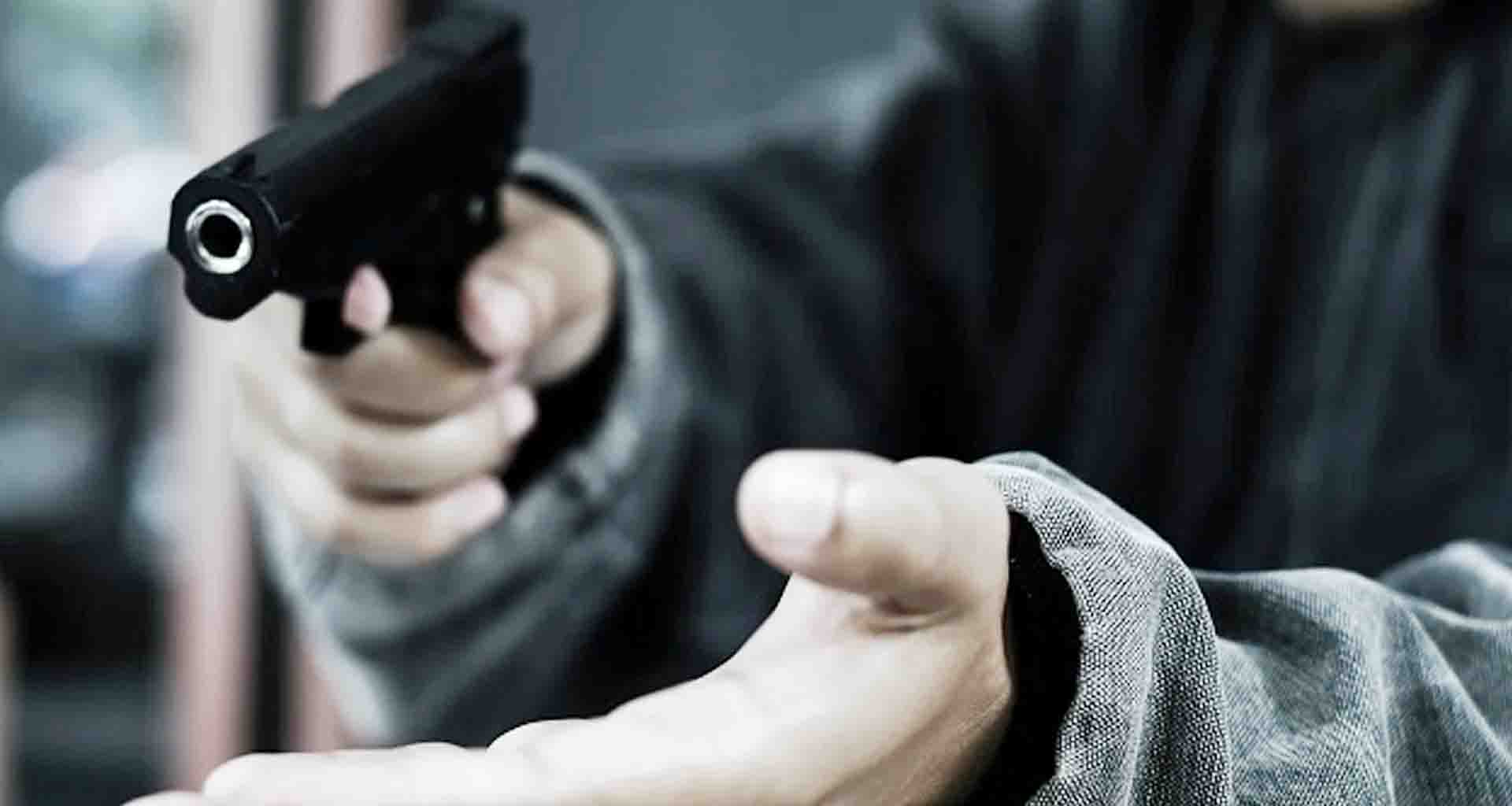 કર્ણાટકની રાજધાની બેંગલુરુમાં બંદૂકની અણીએ જ્વેલરની દુકાનમાંથી ૧૮ લાખના દાગીના લૂંટાયા