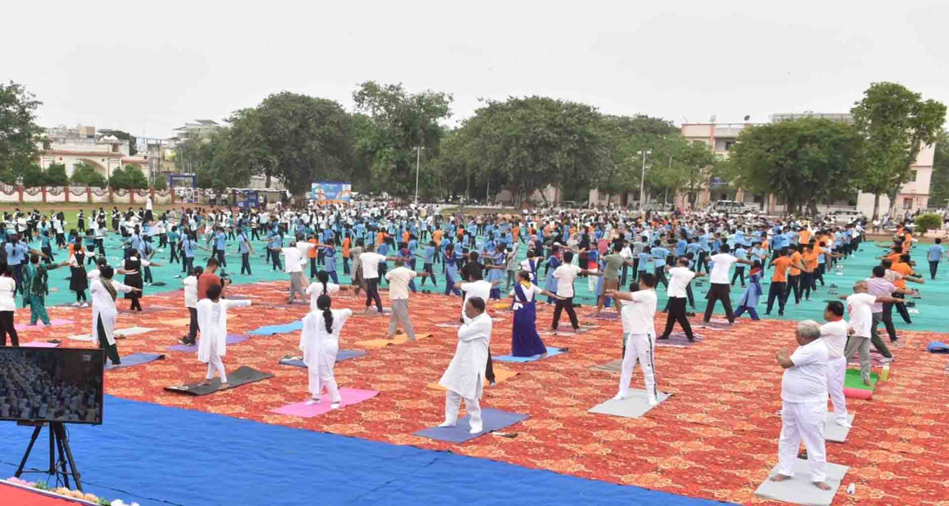 મંત્રી ભીખુસિંહ પરમારની અધ્યક્ષતામાં હિંમતનગર પોલીસ પરેડ ગ્રાઉન્ડ ખાતે વિશ્વ યોગ દિવસ ઉજવાયો