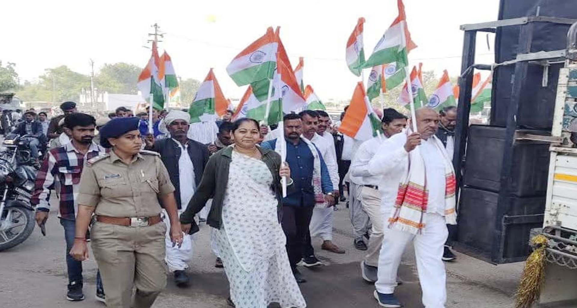 રાજ્ય કક્ષાના રાષ્ટ્રીય પર્વની ઉજવણીના ભાગરૂપે વાવ ખાતે વહીવટી તંત્ર દ્વારા વિશાળ તિરંગા યાત્રા નીકળી