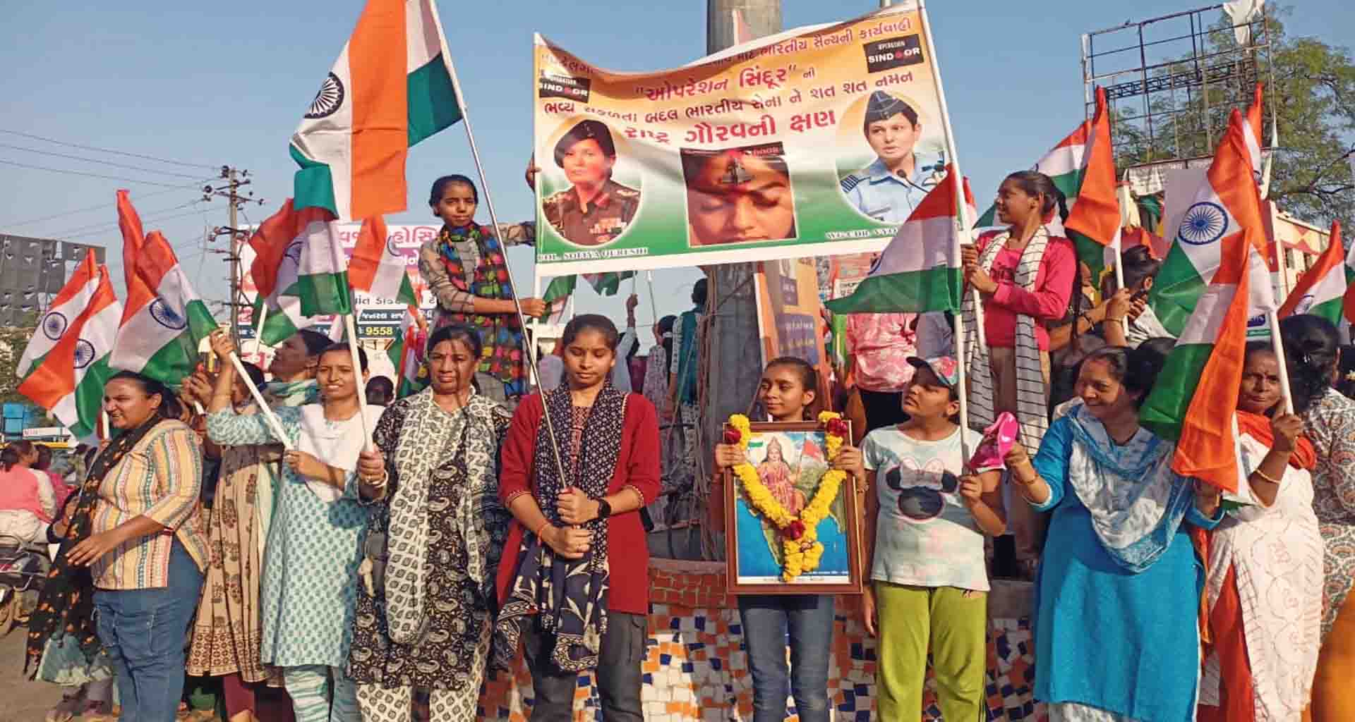 પાતાળેશ્વર મહાદેવ મંદિરથી મહિલાઓએ હાથમાં તિરંગો લઈને રેલી કાઢી