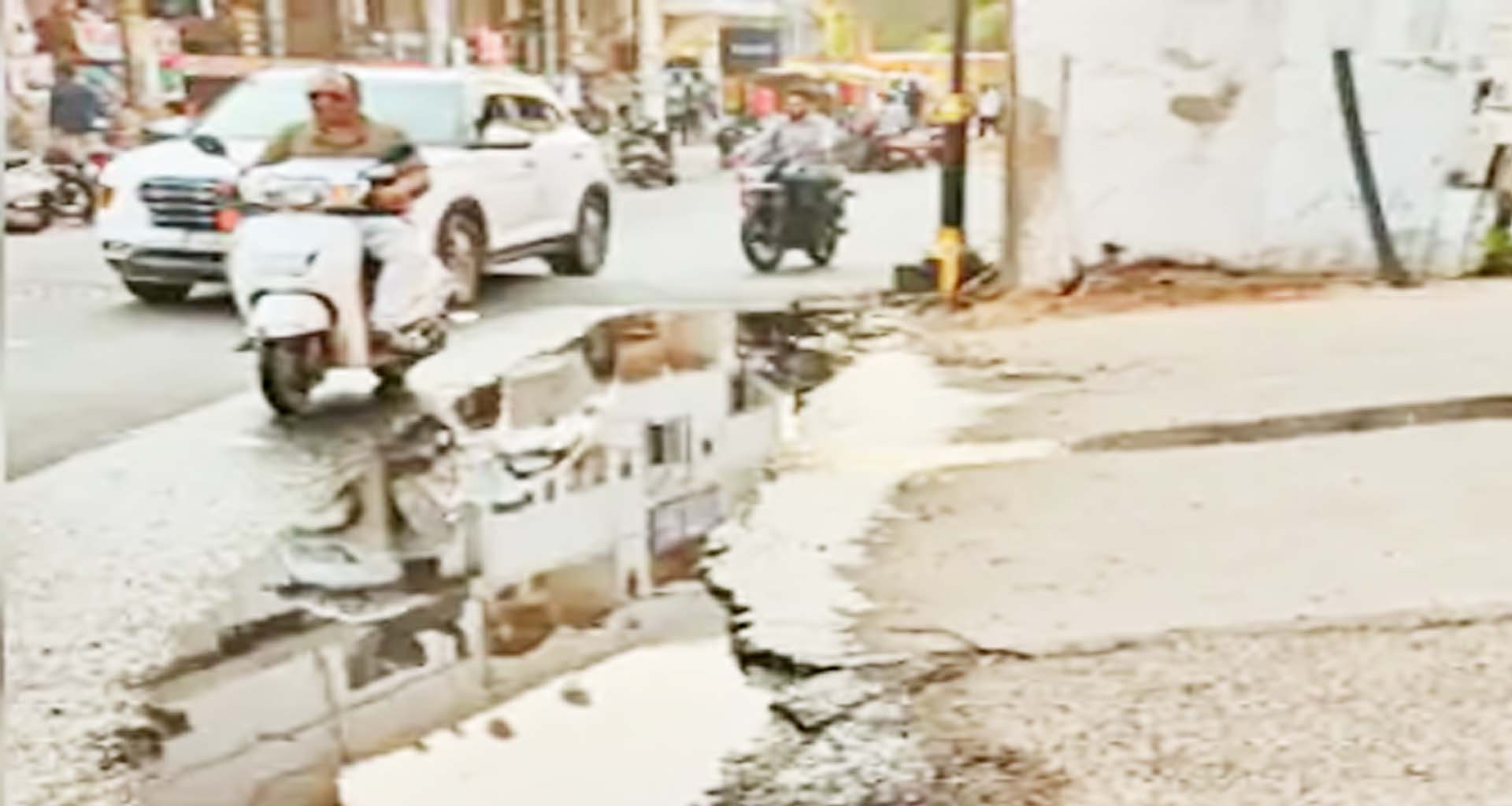 મહેસાણાના ડેરી રોડ પર પોલ નાખતાં ગટર અને પાણીના લાઈનમાં ભંગાણ