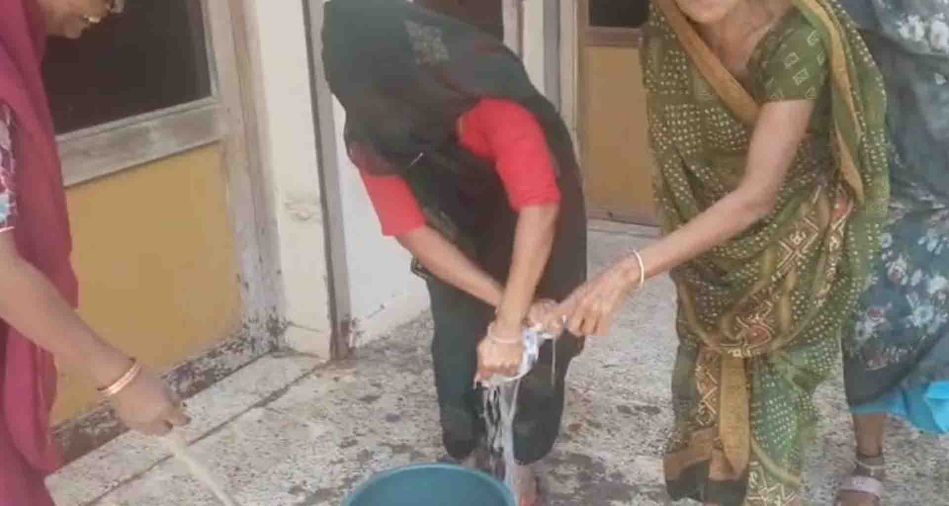 હારીજ આંબેડકર વાસની મહિલાઓએ પાણી મામલે પાલિકા કેમ્પસમાં કપડાં ધોઈ અનોખો વિરોધ પ્રદર્શિત કર્યો