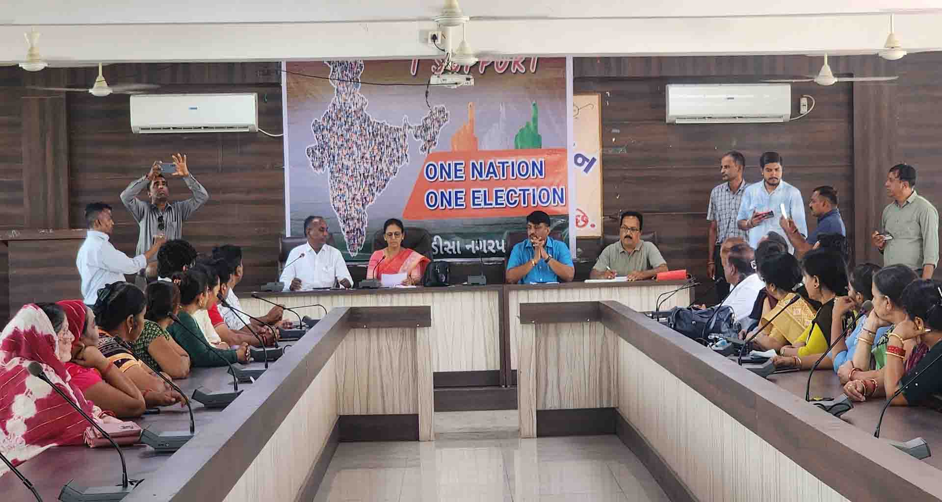 ડીસા નગરપાલિકાની સામાન્ય સભા યોજાઈ, લગ્નની સીઝનના કારણે નગર સેવકોની પાંખી હાજરી