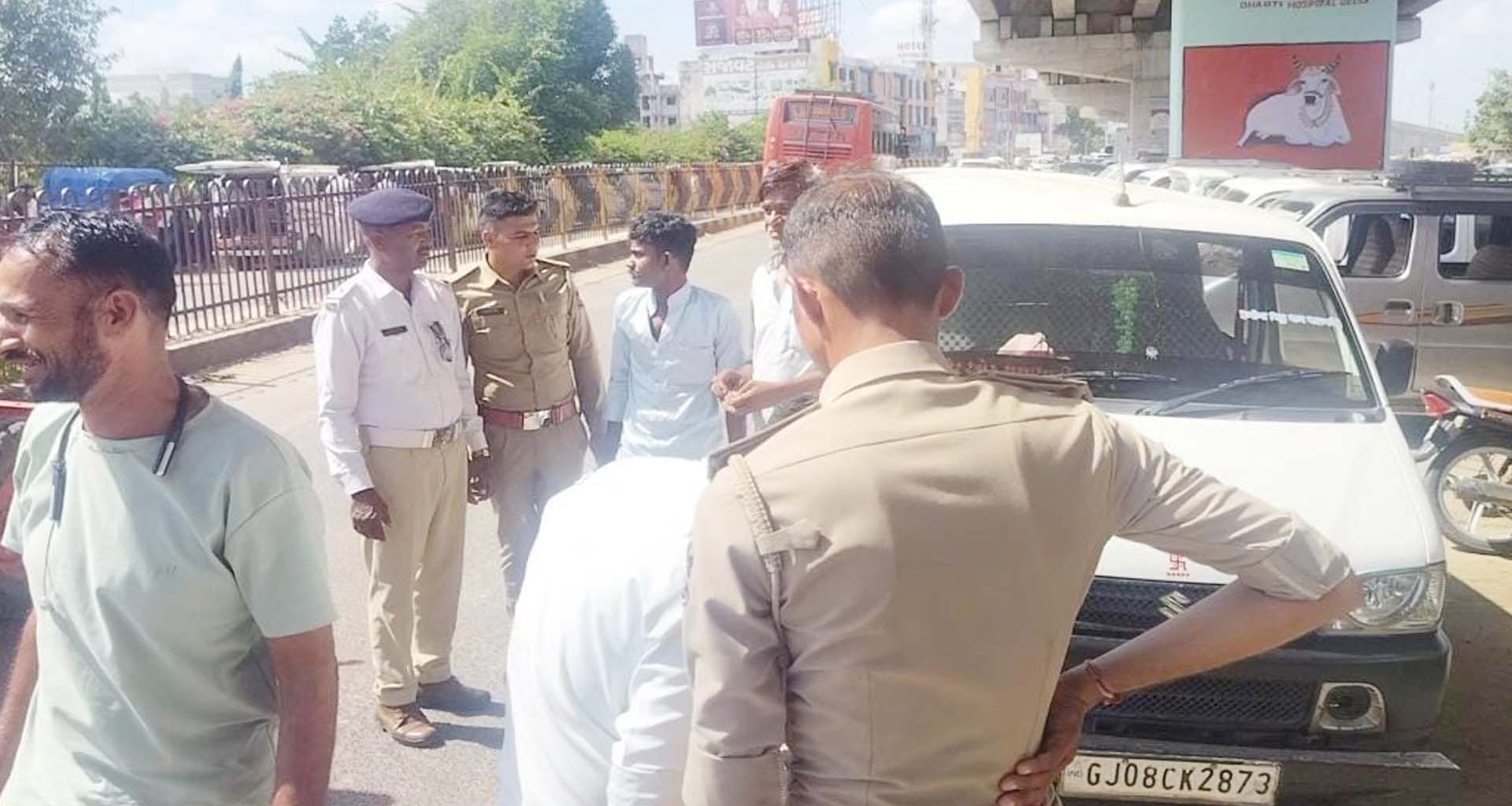 ડીસાના ગાયત્રી સર્કલ પર રોંગ સાઈડમાં દોડતા વાહનો સામે કડક કાર્યવાહી કરાઈ