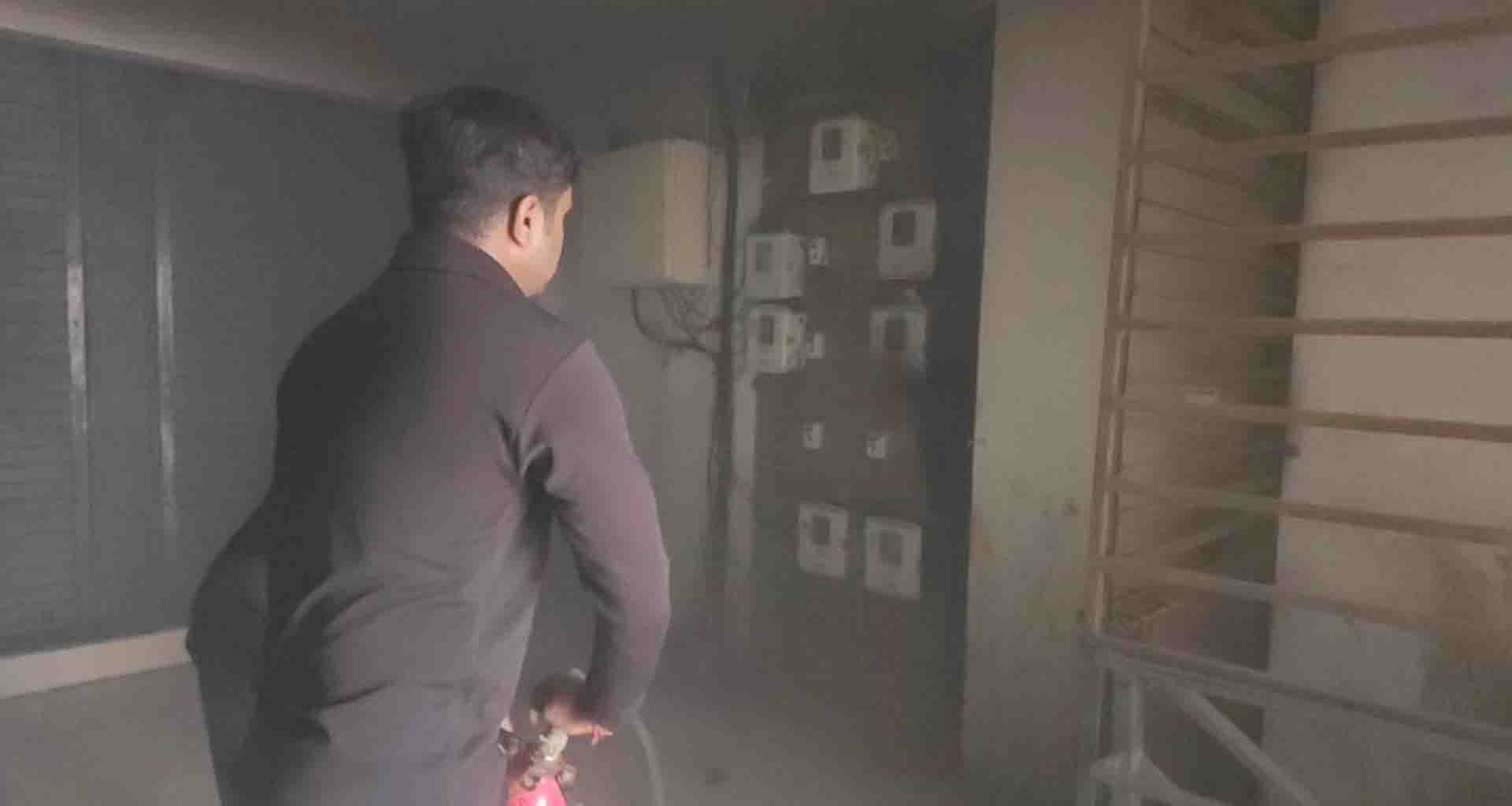 પાટણના રુદ્રાક્ષ એવન્યુના મીટરોમાં શોટૅ સર્કિટના કારણે આગ લાગતા અફડા - તફડી મચી