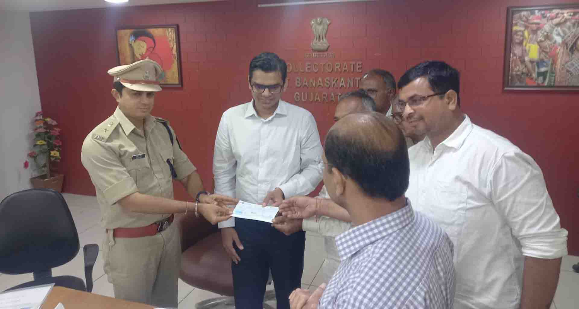 પશુઓના નિભાવ ખર્ચ પેટે રૂ. ૪૮.૭૨ લાખનો ચેક અર્પણ કરતા જિલ્લા કલેકટર મિહિર પટેલ