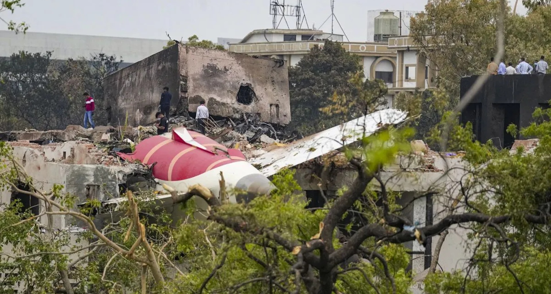 અમદાવાદ વિમાન દુર્ઘટના: સોનું, રોકડ, ભગવદ ગીતા... પ્રત્યક્ષદર્શીએ કહ્યું અકસ્માત સ્થળેથી શું મળ્યું? જાણો...