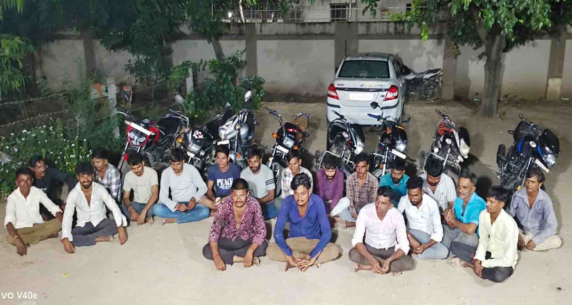 ડીસા તાલુકાના ચંદાજી ગોળીયા ગામની સીમમાં જુગાર રમતા ૨૦ જુગારીયા ઝડપાયા