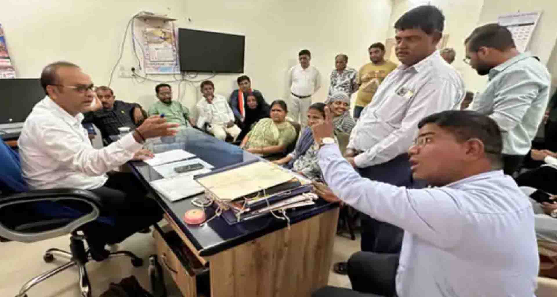 પાટણ શહેરમાં આડેધડ ચાલી રહેલા ખોદ કામને લઈ કોંગ્રેસે પાલિકામાં હંગામો મચાવ્યો