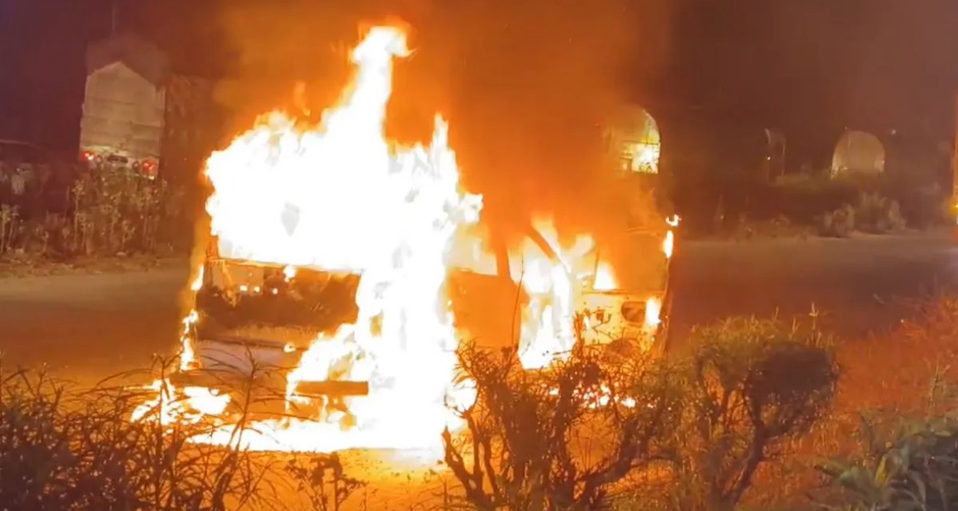 મુંબઈ-અમદાવાદ હાઇવે પર કારમાં લાગી આગ