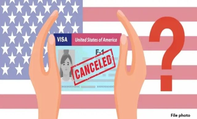 અમેરિકામાં અભ્યાસ કરનારા વિભિન્ન દેશના હજારો વિદ્યાર્થીઓએ તેનમા F-1 વિઝા અચાનક રદ થવાનો ઈમેલ મળતા હડકંપ