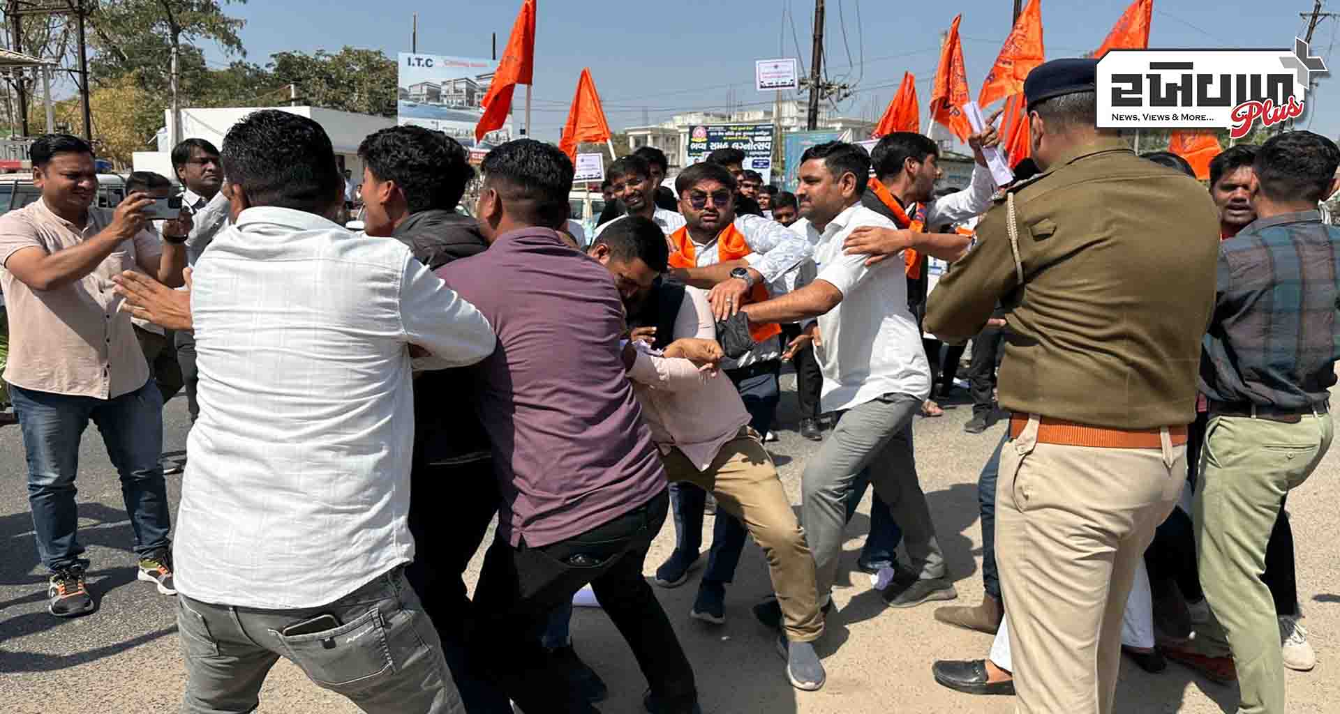 ભાજપની જ વિધાર્થી પાંખ અખિલ ભારતીય વિદ્યાર્થી પરિષદ દ્વારા વિદ્યાર્થીઓની સ્કોલરશીપ મામલે ચક્કાજામ