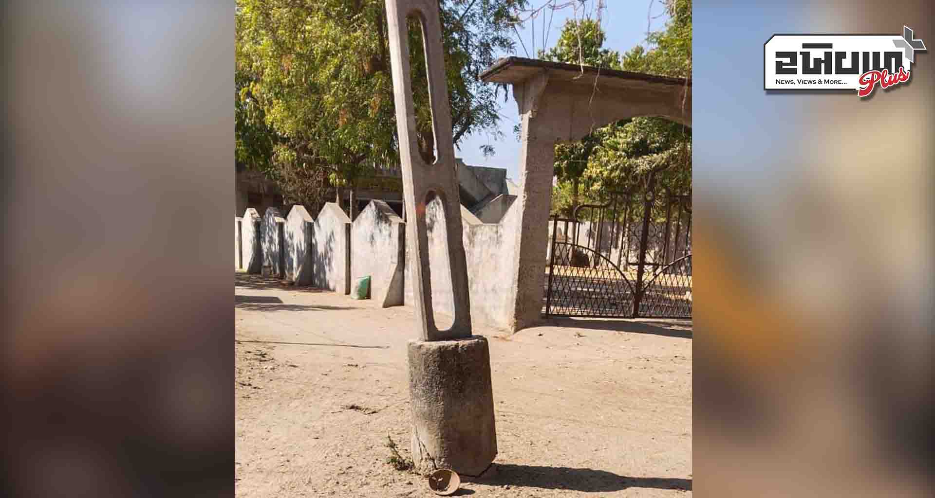 ઐઠોર ગામે જોખમી વીજપોલ હટાવી નવિન વીજ પોલ નાખવા માંગ