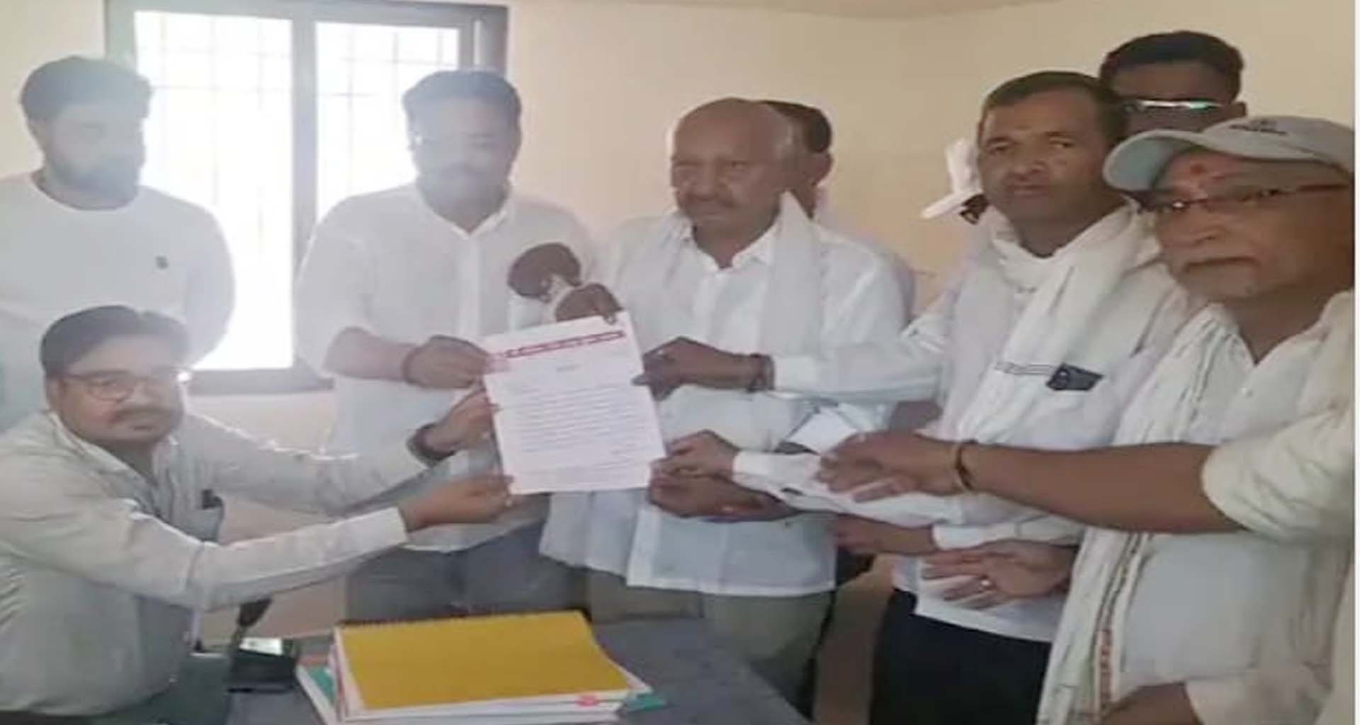 થરાના યુવકનું શંકાસ્પદ મોત બાબતે મામલતદારને આવેદનપત્ર અપાયું