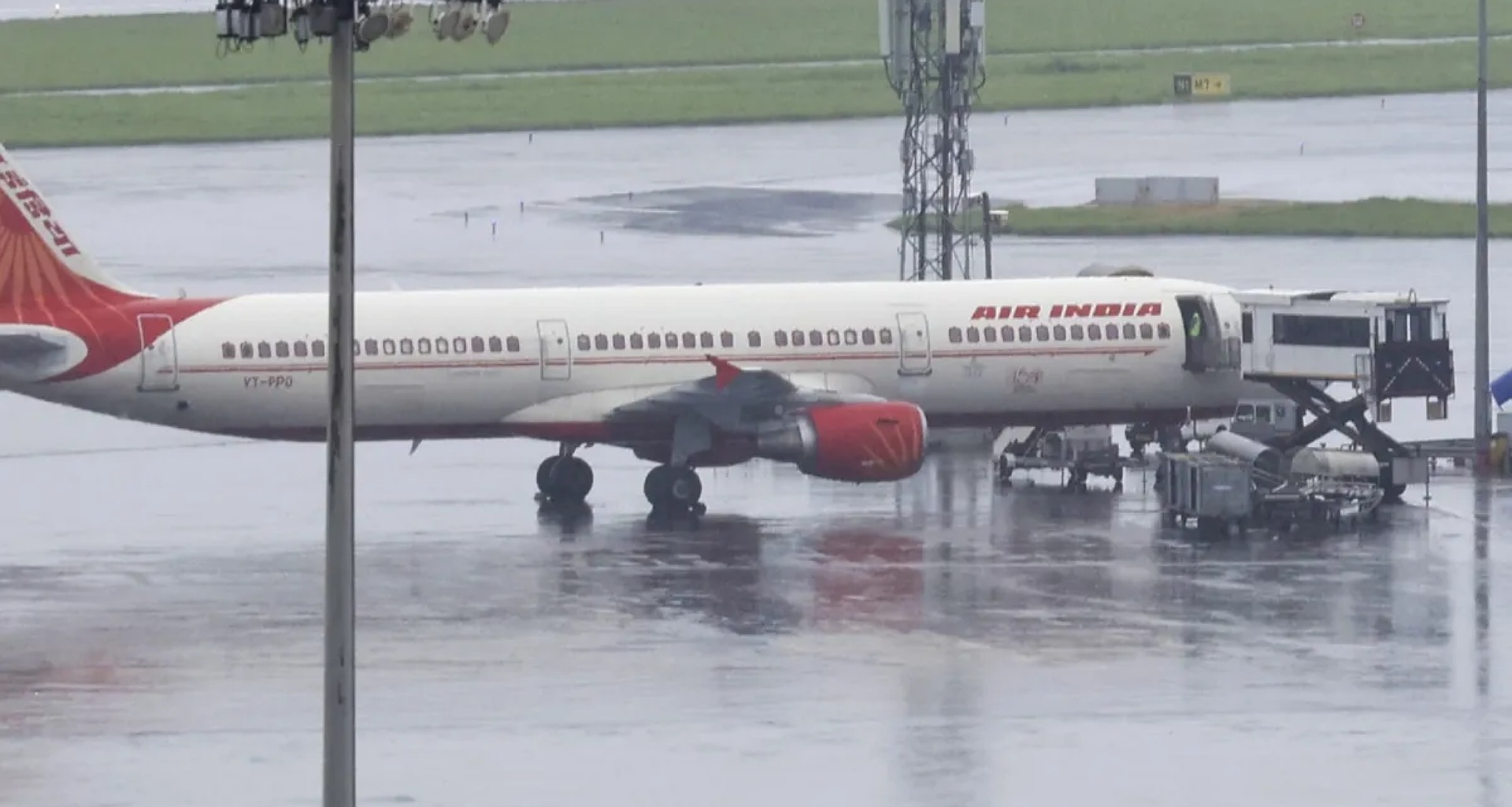 એર ઇન્ડિયાની મુંબઈ-અમદાવાદ ફ્લાઇટમાં મુશ્કેલી, બધા મુસાફરોને નીચે ઉતારી દેવામાં આવ્યા