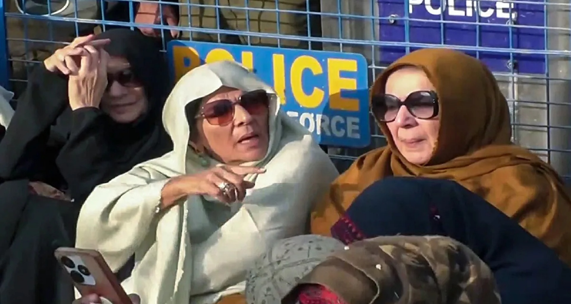 પાકિસ્તાનમાં અશાંતિ વધી; ઇમરાન ખાનની બહેનોએ અદિયાલા જેલ પાસે ધરણા કર્યા