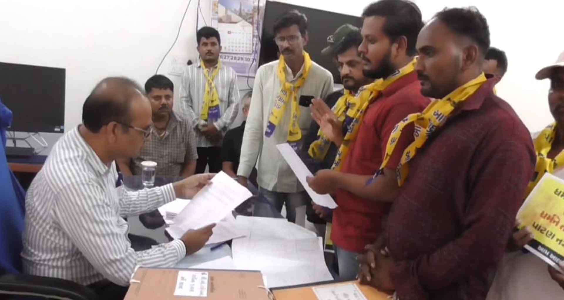 પાટણમાં ૨૩ જેટલા ધાર્મિક સ્થળો ના દબાણો દૂર કરવા પાલિકા દ્વારા આપેલ નોટિસના પગલે આપ પાર્ટીએ આવેદનપત્ર આપ્યું