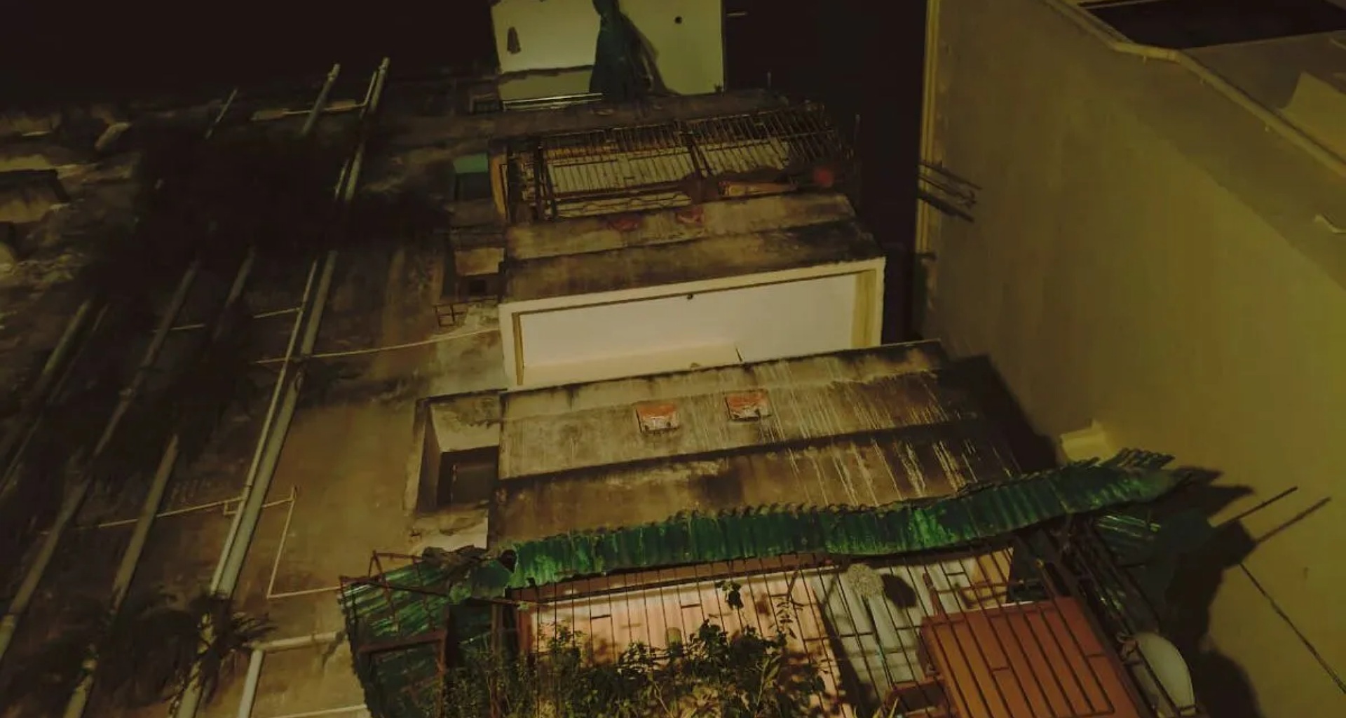 નીચે ઉભેલા લોકો પર બાલ્કની તૂટી પડતાં એક જ પરિવારના ત્રણ લોકોના મોત, ચાર ઘાયલ