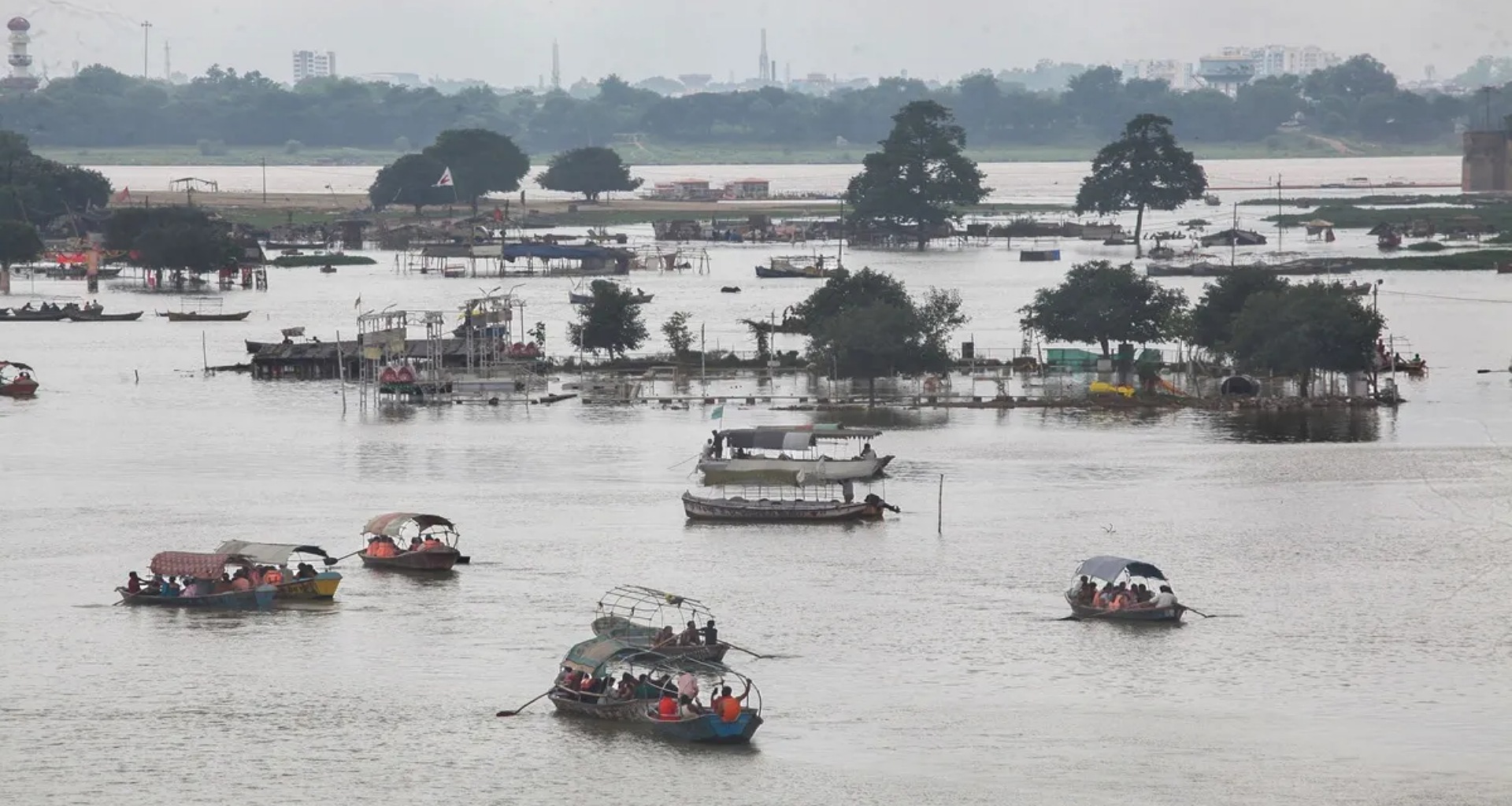 પૂરને કારણે રસ્તાઓ બંધ થયા, ગંગાના જોરદાર મોજામાં બોટ દ્વારા બિહારથી બલિયા પહોંચી લગ્નની શોભાયાત્રા