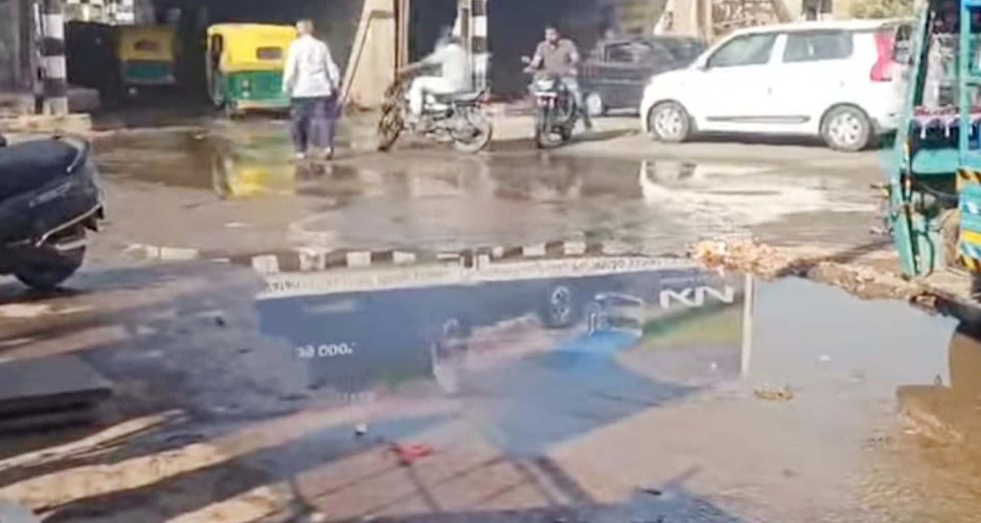 પાટણ રેલવેના પ્રથમ ગરનાળા નજીક ભૂગર્ભ ગટરલાઈન ચોકઅપ બનતાં ગંદા પાણી માગૅ રેલાયા