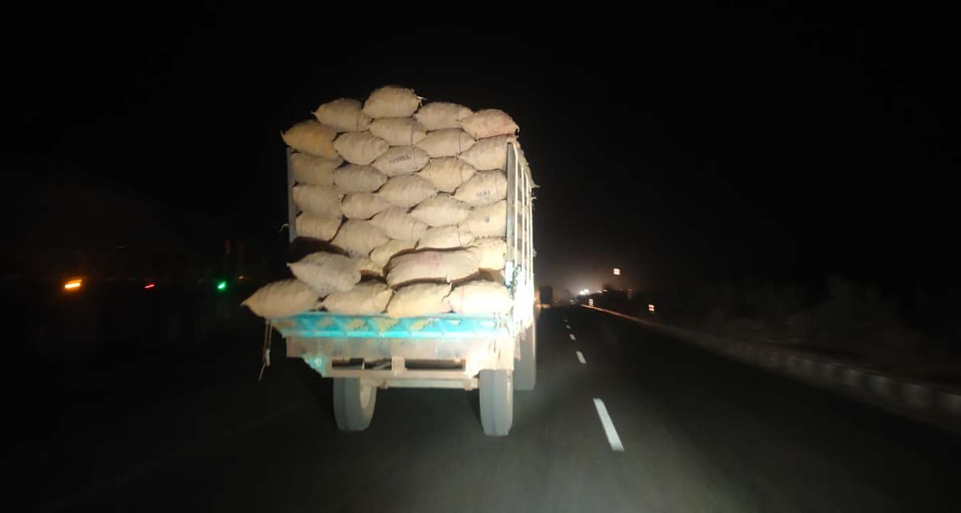 ડીસા હાઈવે પર મોતની સવારી : બટાટા ભરેલી ટ્રોલીઓ પાછળ રેડિયમ ન હોવાથી અકસ્માતનો ભય