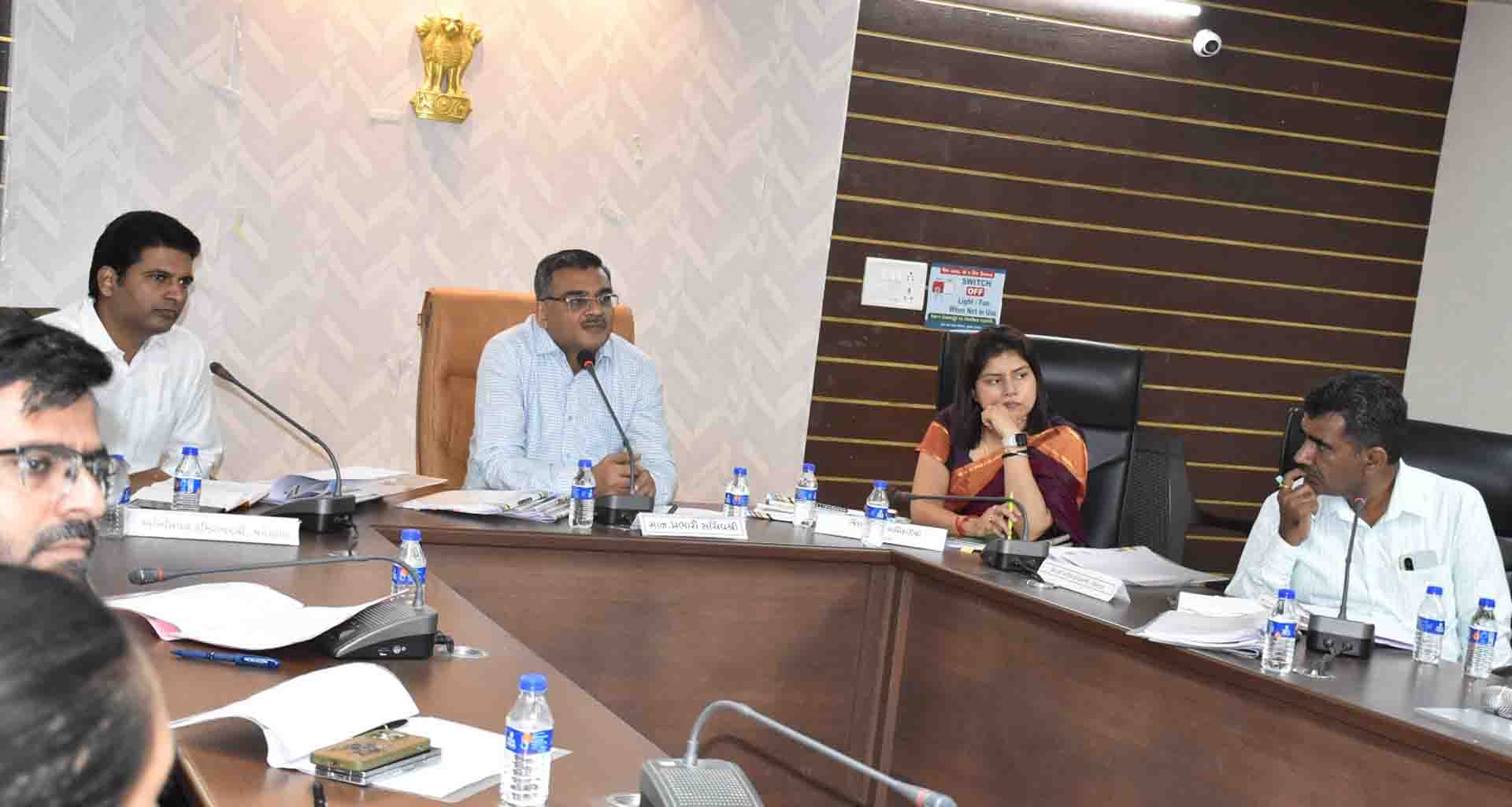 મહેસાણા ખાતે પ્રભારી સચિવની જિલ્લાના બ્રિજ, રોડ-રસ્તા નાળાની હાલની સ્થિતિ અંગે સમીક્ષા બેઠક