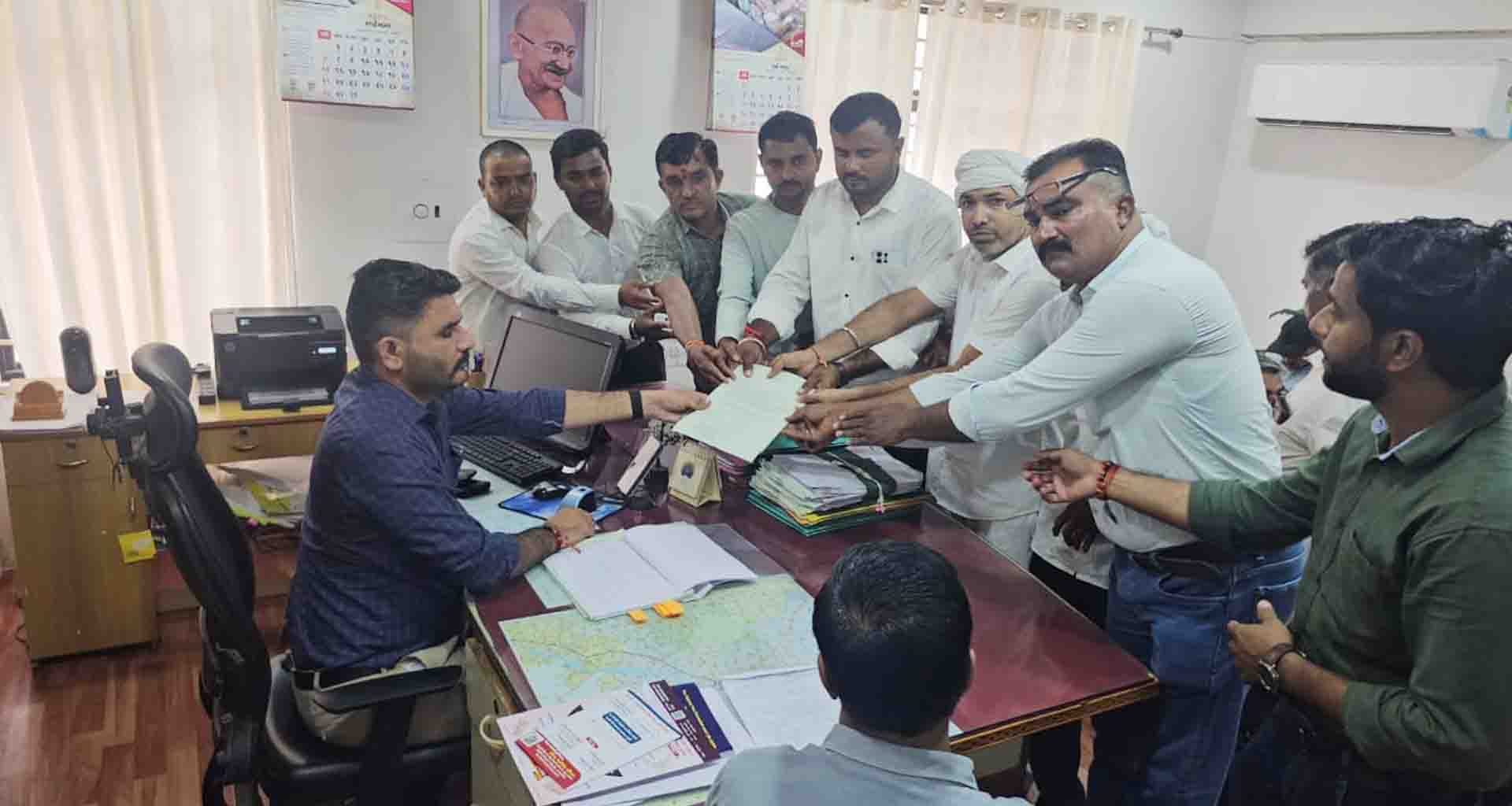 ડીસા-જૂનાડીસા રોડ પર રેતીના ડમ્પરોનો ત્રાસ, લોકોએ રેલી યોજી કાયમી ઉકેલની માંગ કરી