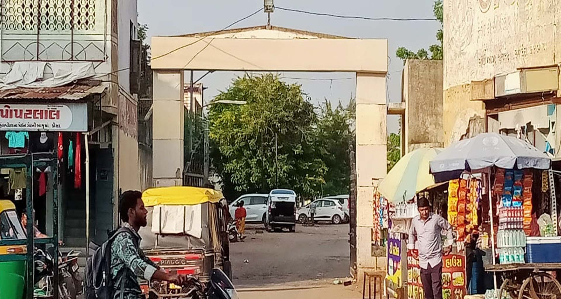 ડીસાની  સિવિલ હોસ્પિટલના મુખ્ય દરવાજા પર સિવિલ હોસ્પિટલનું બોર્ડ ન લાગતાં દર્દીઓને હાલાકી