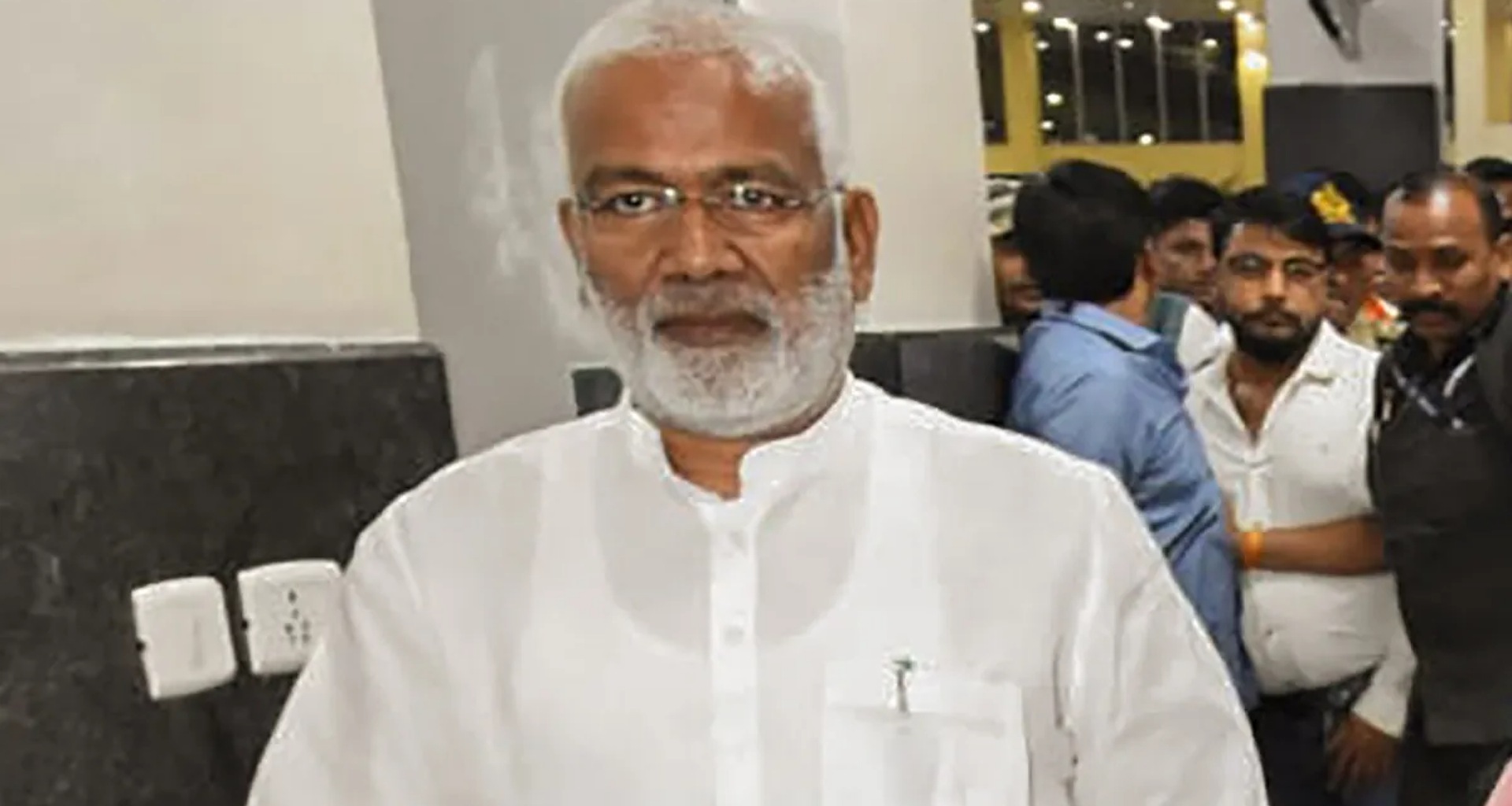 યુપીમાં મંત્રીના પુત્રને પ્રોટોકોલ આપવા બદલ કાર્યવાહી, ખાનગી સચિવને હટાવવામાં આવ્યા, જાણો સમગ્ર મામલો