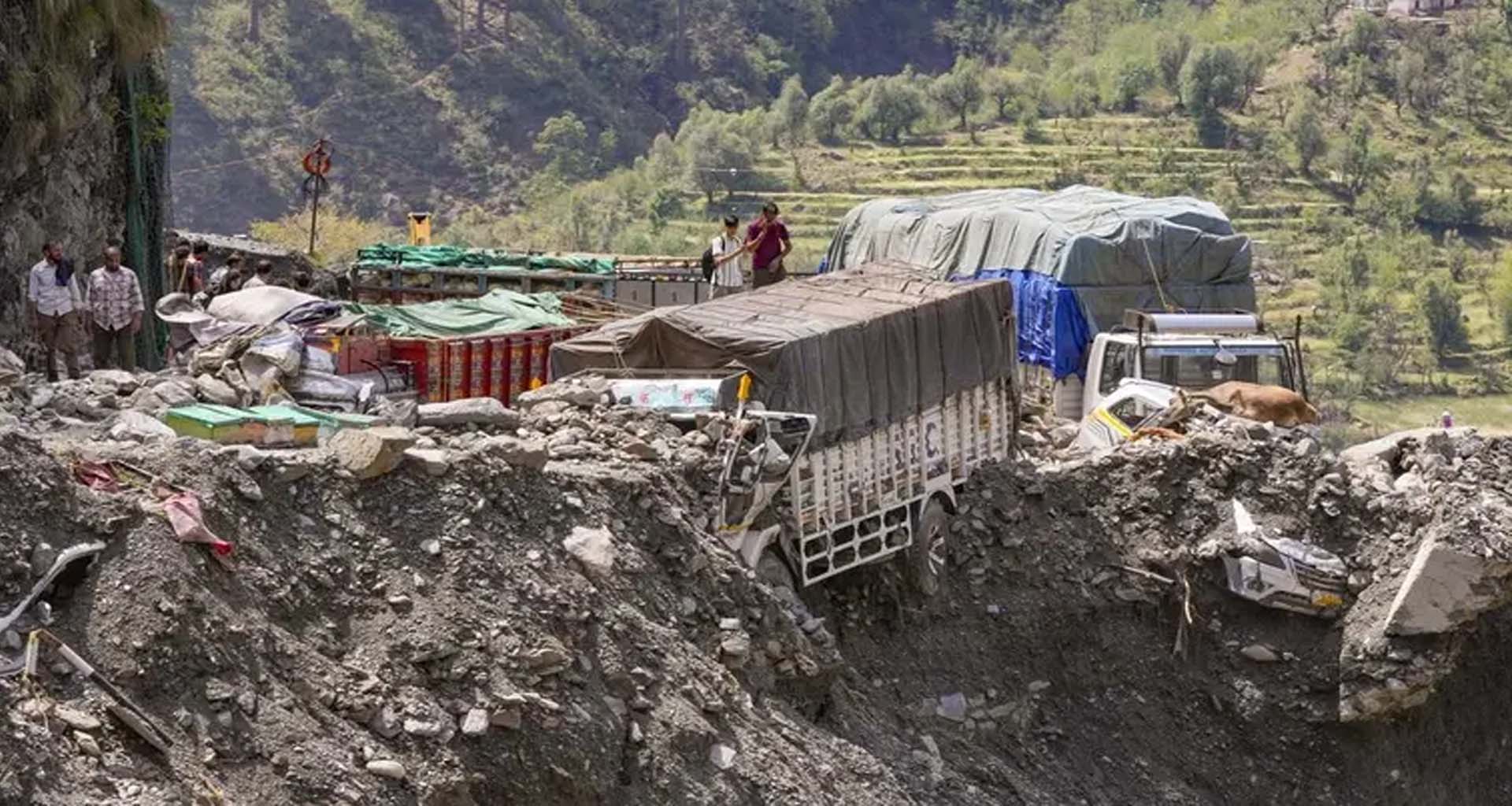 જમ્‍મુ-શ્રીનગર હાઈવે બંધ થવાથી કાશ્‍મીરમાં આવશ્‍યક ચીજવસ્‍તુઓની તીવ્ર અછત સર્જાઈ