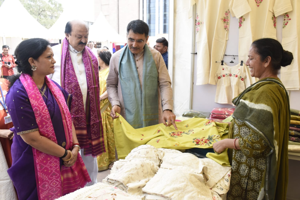 ગુજરાત વિધાનસભા ખાતે મહિલા આર્ટ એન્ડ ક્રાફ્ટ ફેસ્ટિવલનું ઉદઘાટન કરતાં ગુજરાત વિધાનસભાના અધ્યક્ષ શ્રી શંકર ચૌધરી