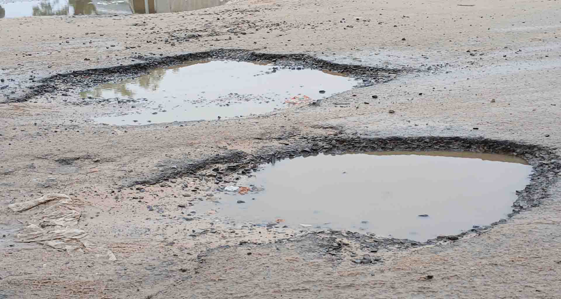 "રોડો" પાછળ "કરોડો" ખર્ચાયા છતાં સામાન્ય વરસાદમાં જ ખાડા કેમ??