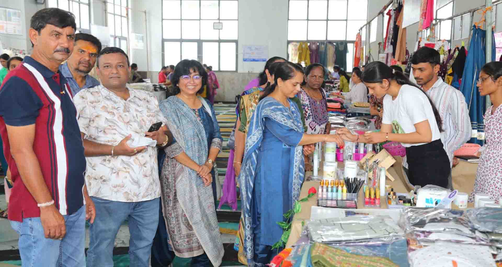 ઊંઝા નગરપાલિકાની પ્રેરણાથી આઈ એમ સ્વદેશી રાખી સ્પેશિયલ એક્ઝિબ્યુશન યોજાયું