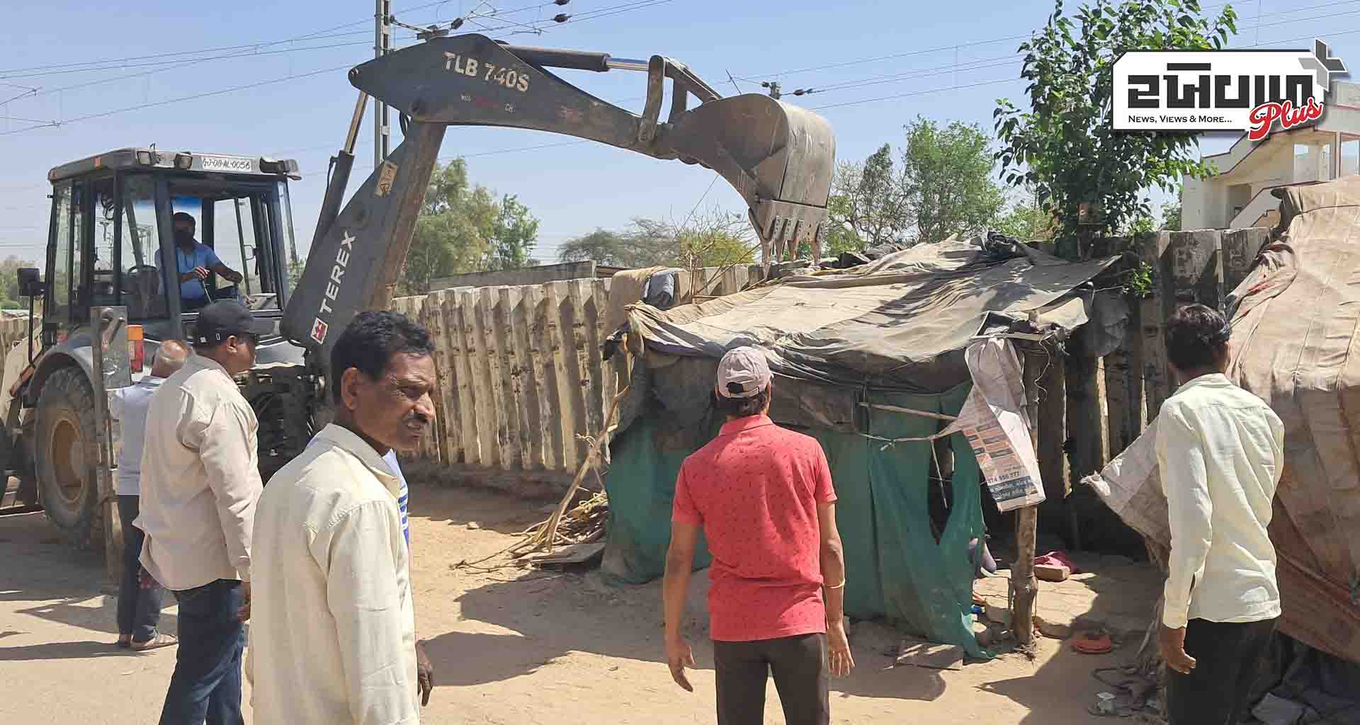 લક્ષ્મીપુરાને જોડતા રોડ પરની ઝૂંપડપટ્ટી પર જેસીબી ફરી વળ્યું: શ્રમજીવીઓ બન્યા બેઘર