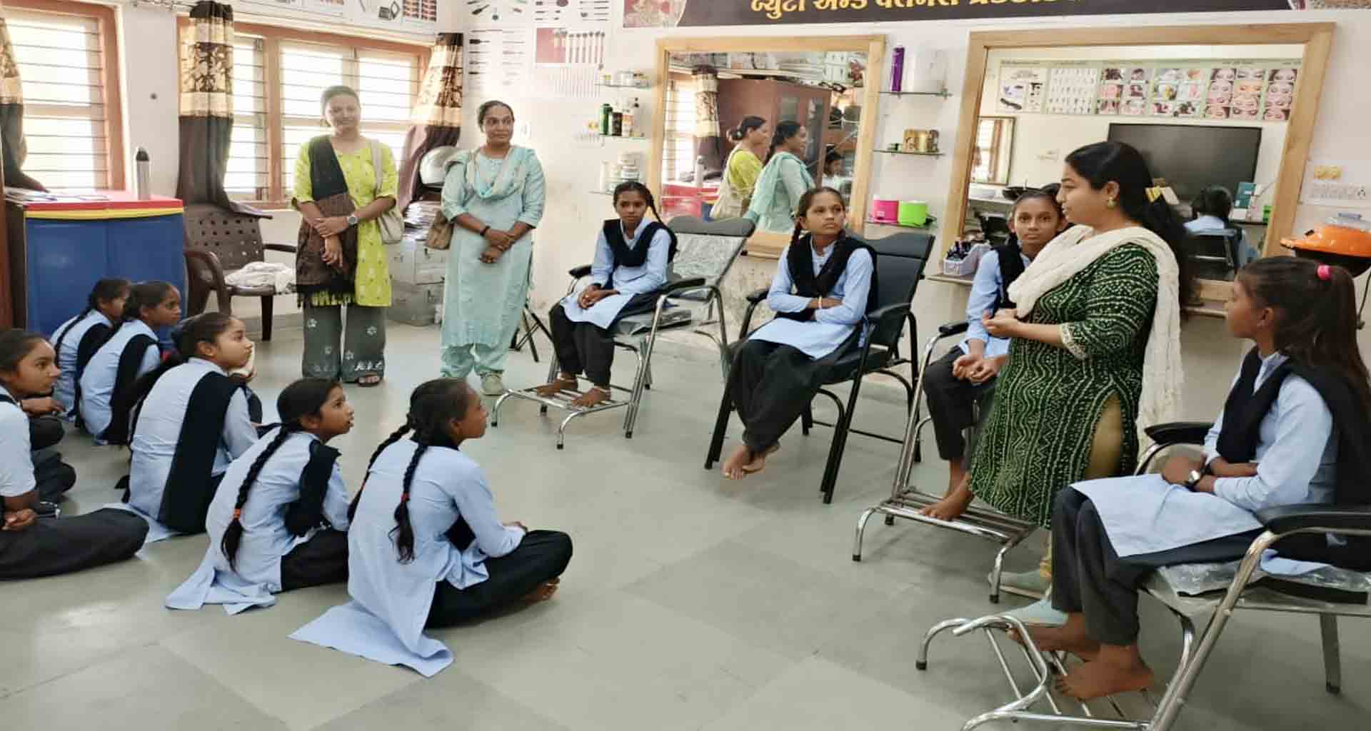 પાટણ કે.કે.ગલ્સૅ શાળાની વિધાર્થીનીઓ આત્મનિર્ભર બને તેવા ઉદેશ સાથે બ્યુટી કેર અવરનેસ સેમિનાર યોજાયો