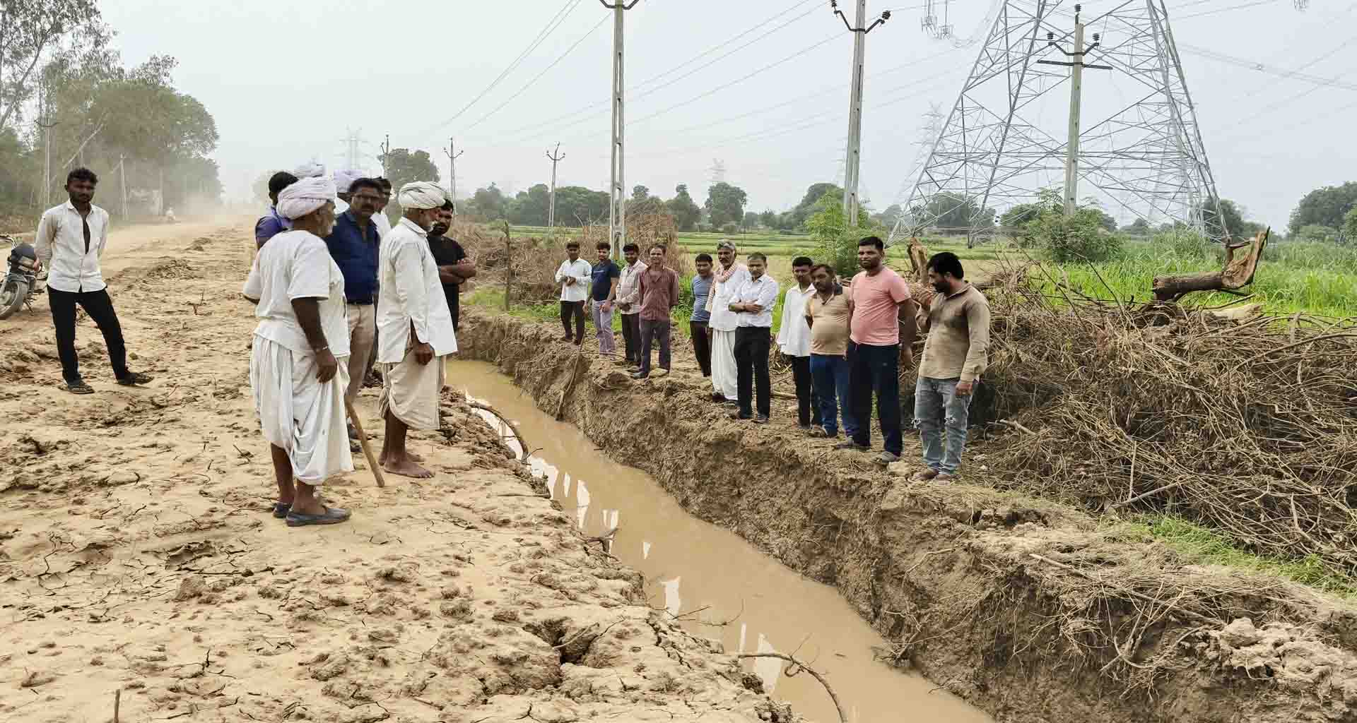 મુડેઠા થી ઉંબરી ને જોડતો રોડ નવિનીકરણ મંજૂર થતાં સાઈડમાં ખાડા ખોડતા ખેડૂતો વિફર્યા