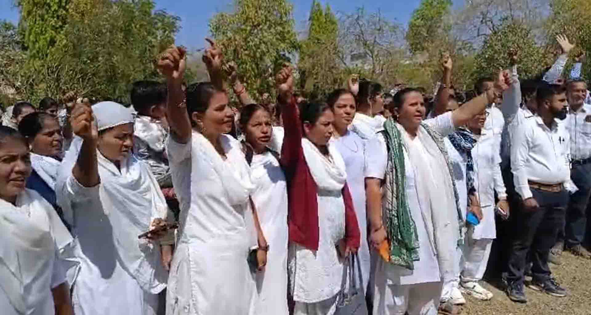 બનાસકાંઠાના 1314 આરોગ્ય કર્મીઓ પૈકી 572 ફરજ પર પરત ફર્યા, નોટિસ ફટકારાઇ