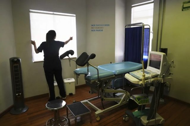 ટ્રમ્પ વહીવટીતંત્રે યુએસ હોસ્પિટલો માટે બિડેન યુગના કટોકટી ગર્ભપાત માર્ગદર્શિકા રદ કરી