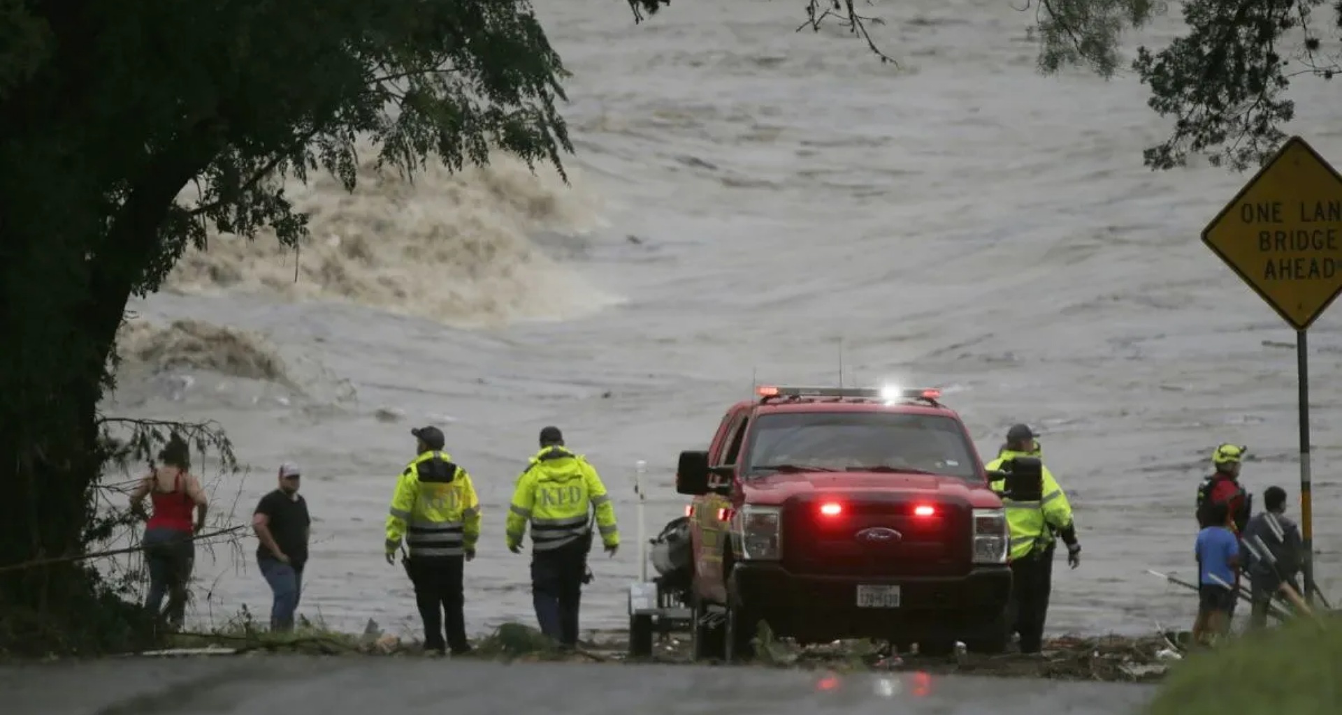 અમેરિકામાં અચાનક આવેલા પૂરથી તબાહી, ૧૩ લોકોના મોત, ૨૦ થી વધુ છોકરીઓ ગુમ