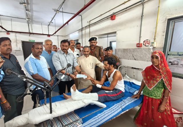મુજપુર-ગંભીરા બ્રિજ દુર્ઘટના સંદર્ભે રાજ્ય સરકાર અત્યંત સંવેદનશીલ : પીડિતો ને રૂ.૬૨ લાખની આર્થિક સહાય ચૂકવાઈ